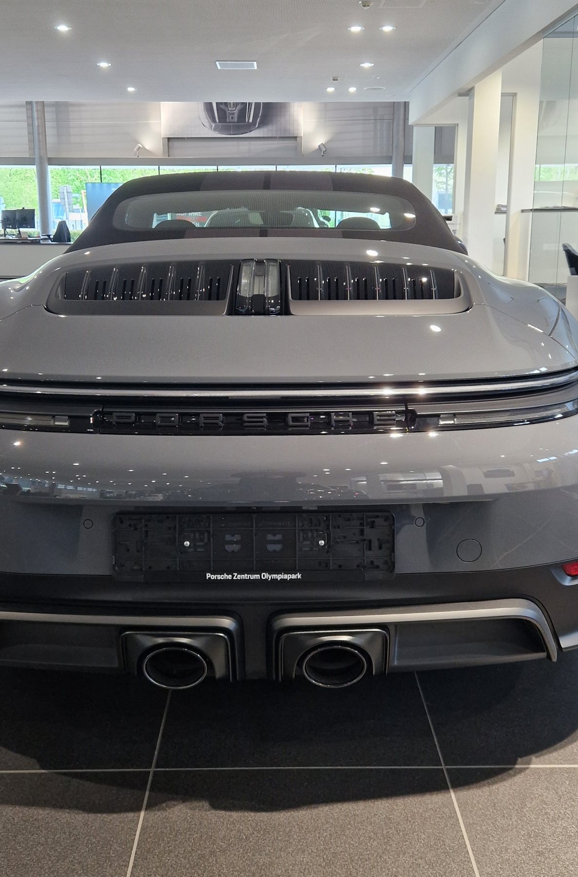 Γκρι Porsche 911 από πίσω μέσα στο showroom