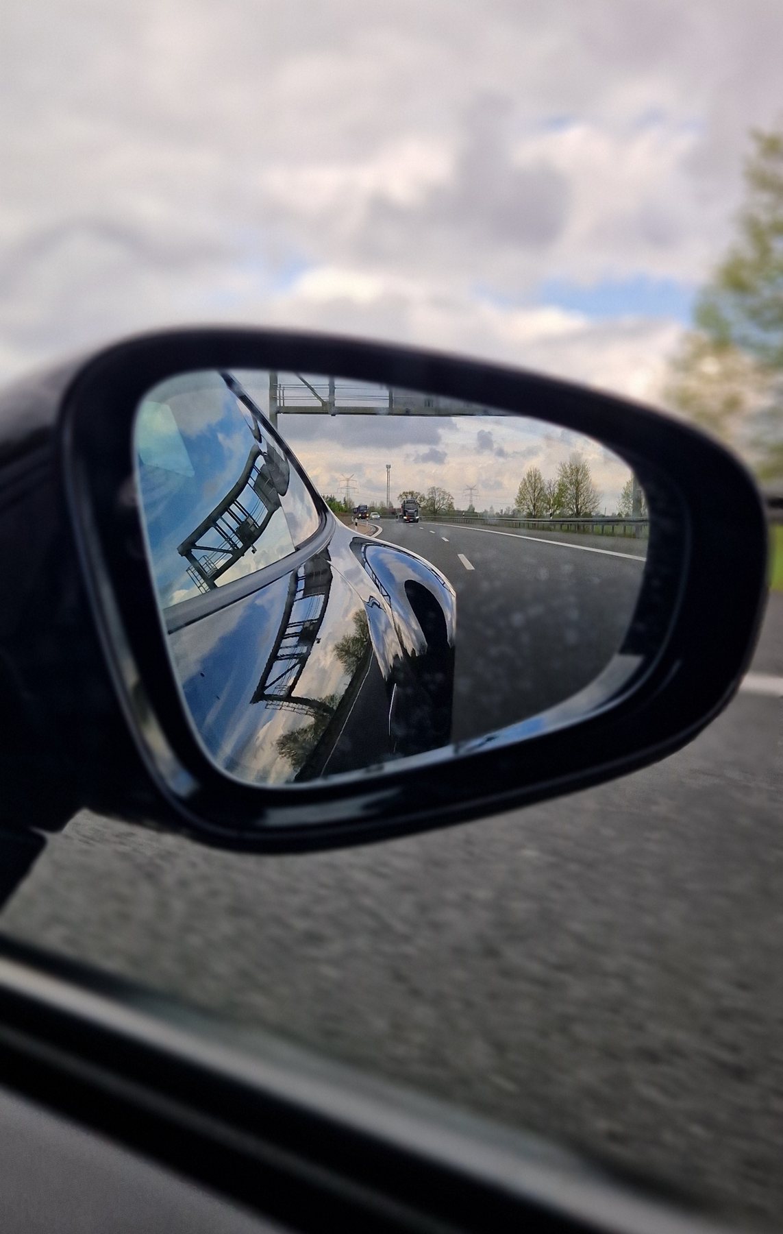 Ο πλαϊνός καθρέφτης της 911 με την Autobahn να καθρεφτίζεται