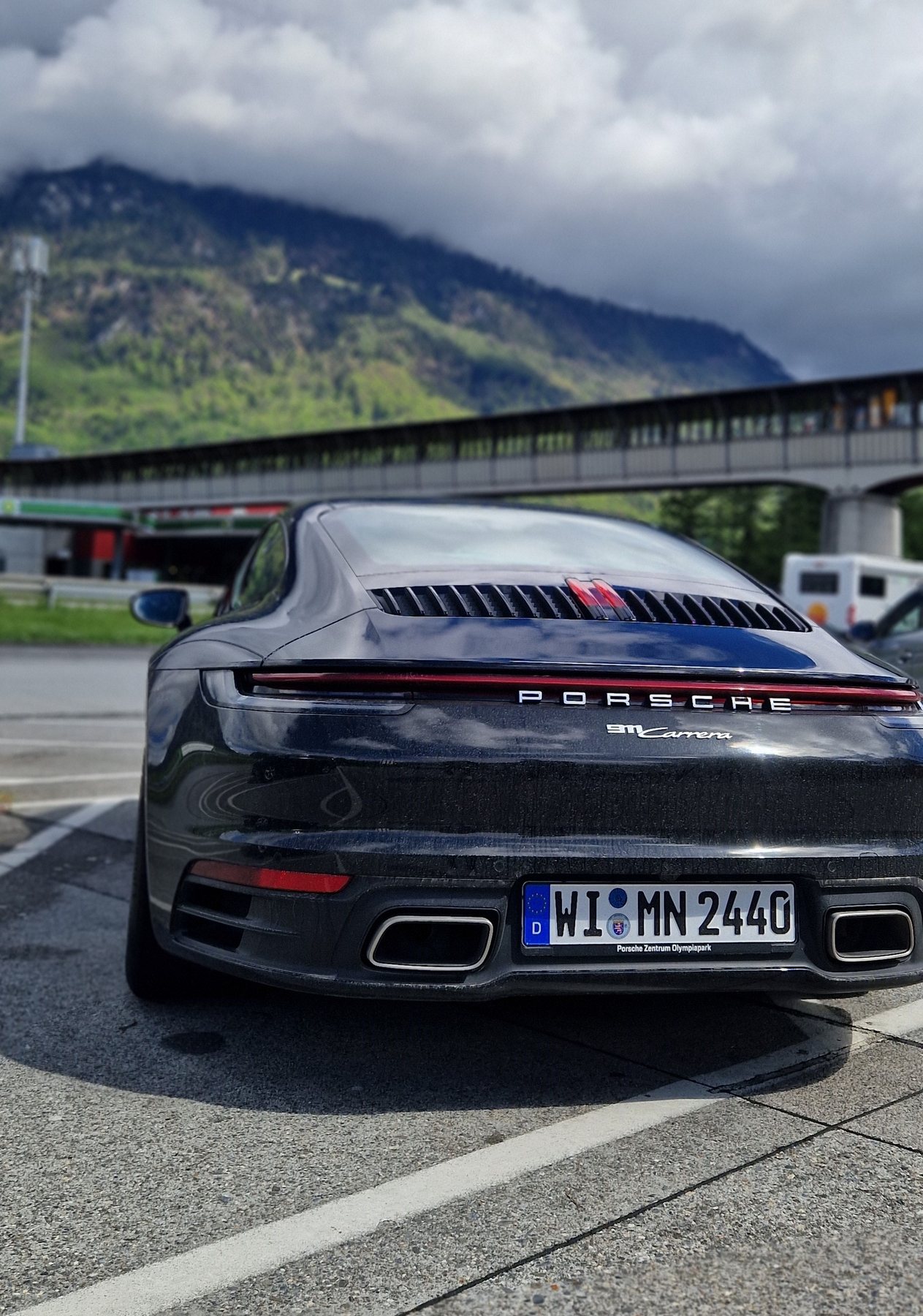 Η 911 από πίσω σε πρατήριο καυσίμων με βουνά στο βάθος