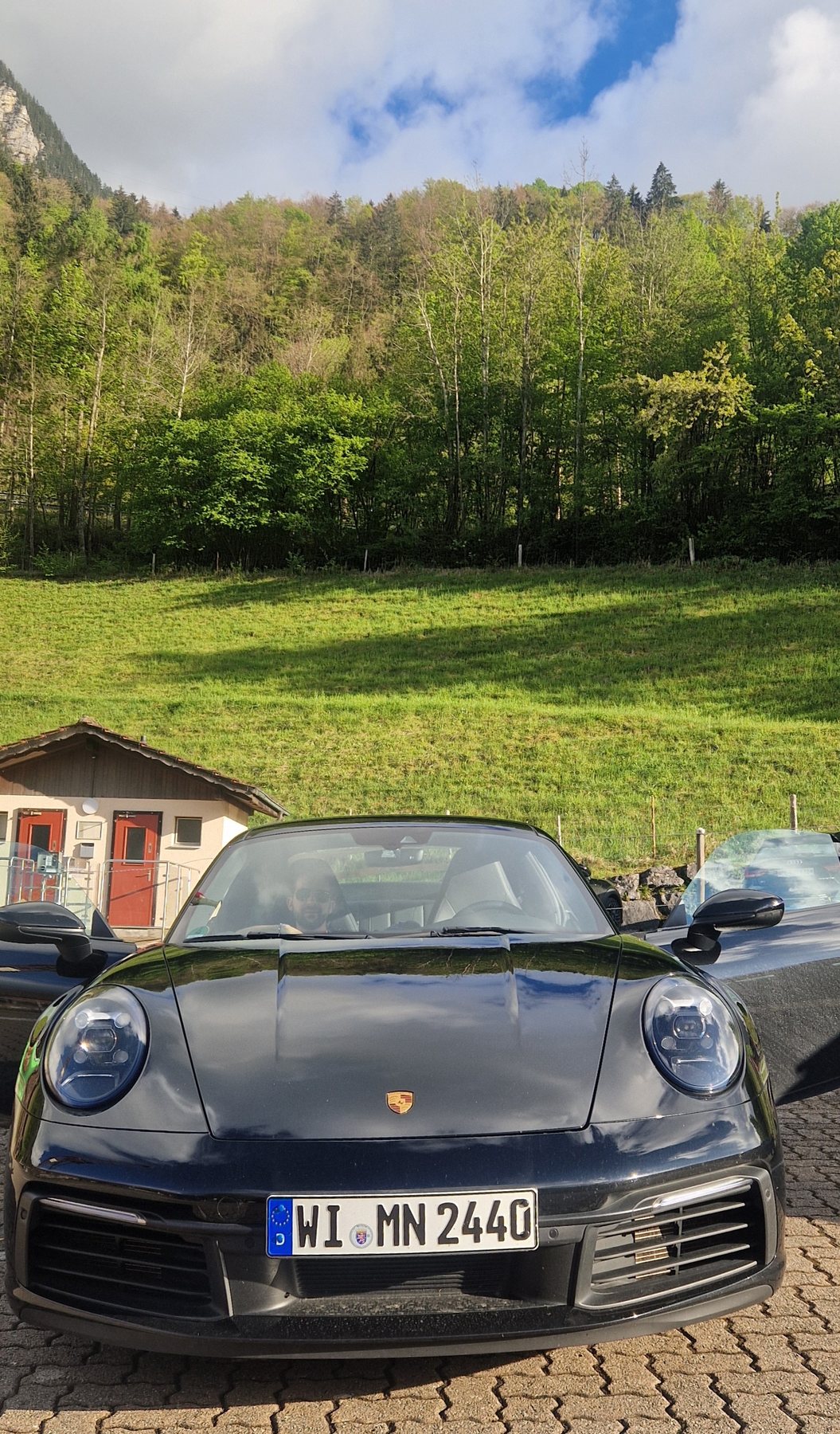 Η 911 παρκαρισμένη μπροστά σε πράσινο λόφο