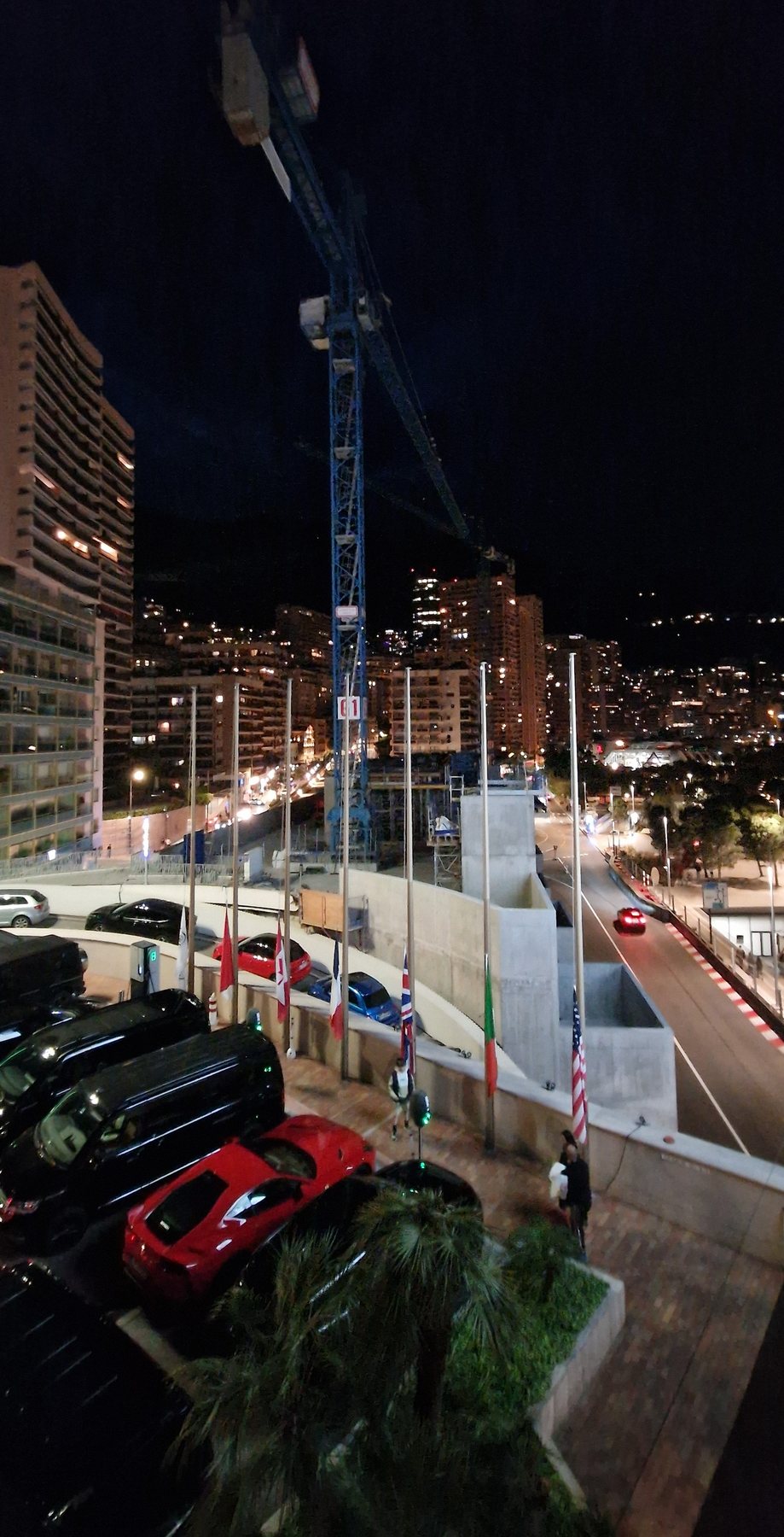 Το Monte Carlo τη νύχτα από ψηλά, με φωτισμένα κτίρια και αυτοκίνητα στον δρόμο