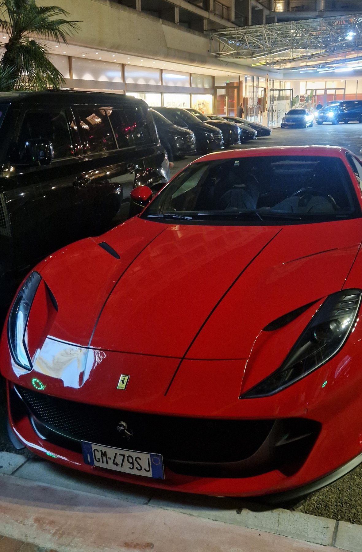 Κόκκινη Ferrari παρκαρισμένη στο Monte Carlo τη νύχτα