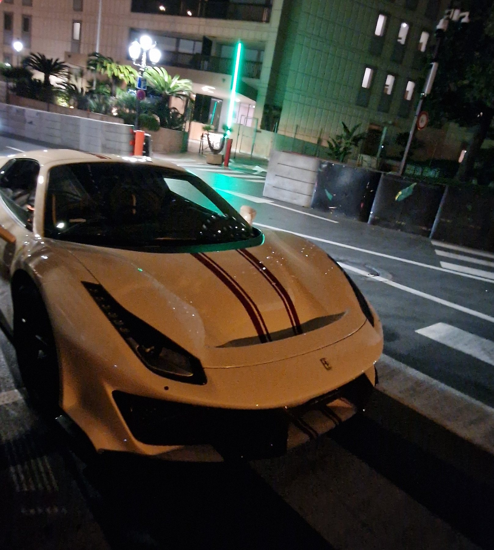 Λευκή Ferrari με μαύρες ρίγες σε δρόμο του Monte Carlo τη νύχτα