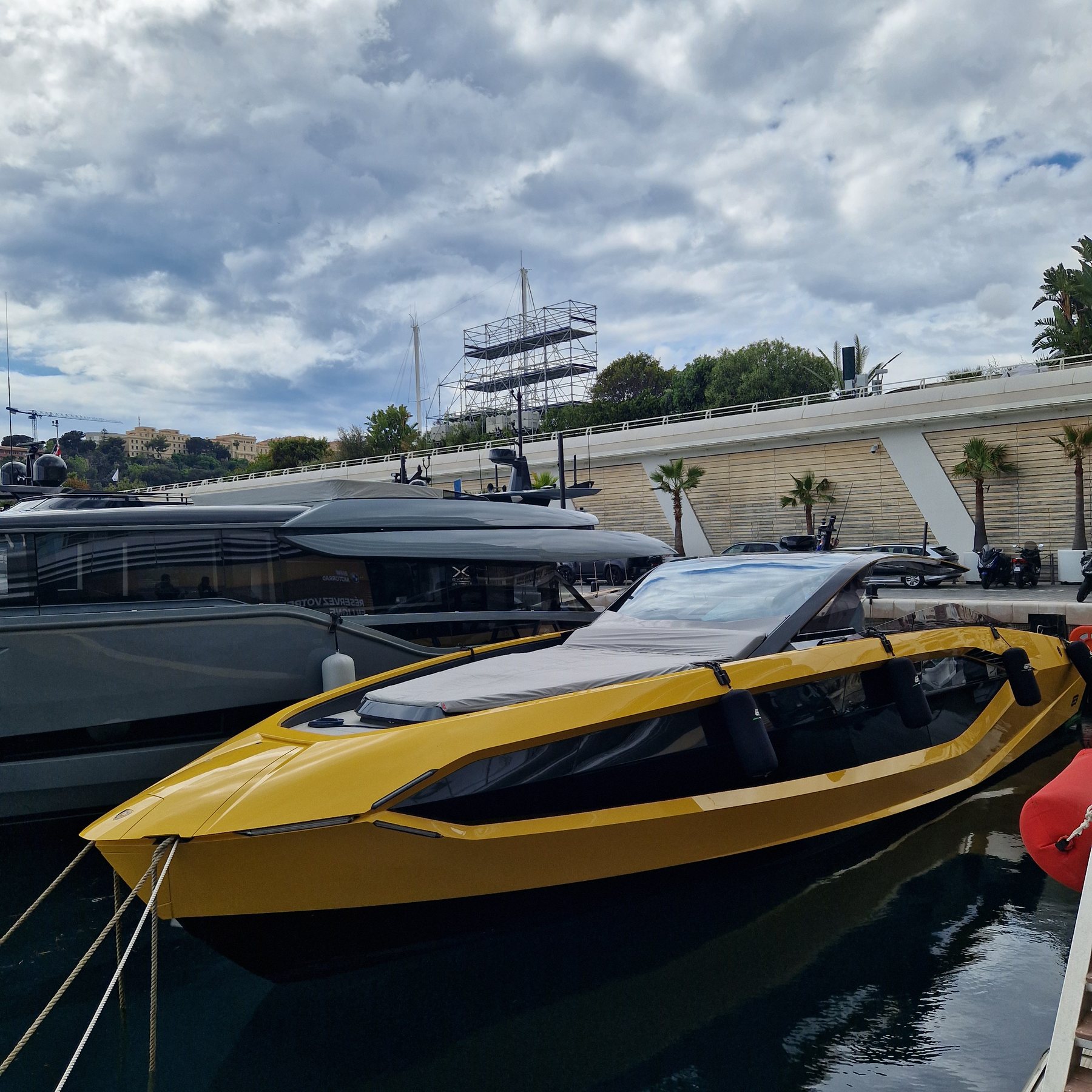 Το κίτρινο σκάφος Tecnomar for Lamborghini 63 δεμένο στη μαρίνα