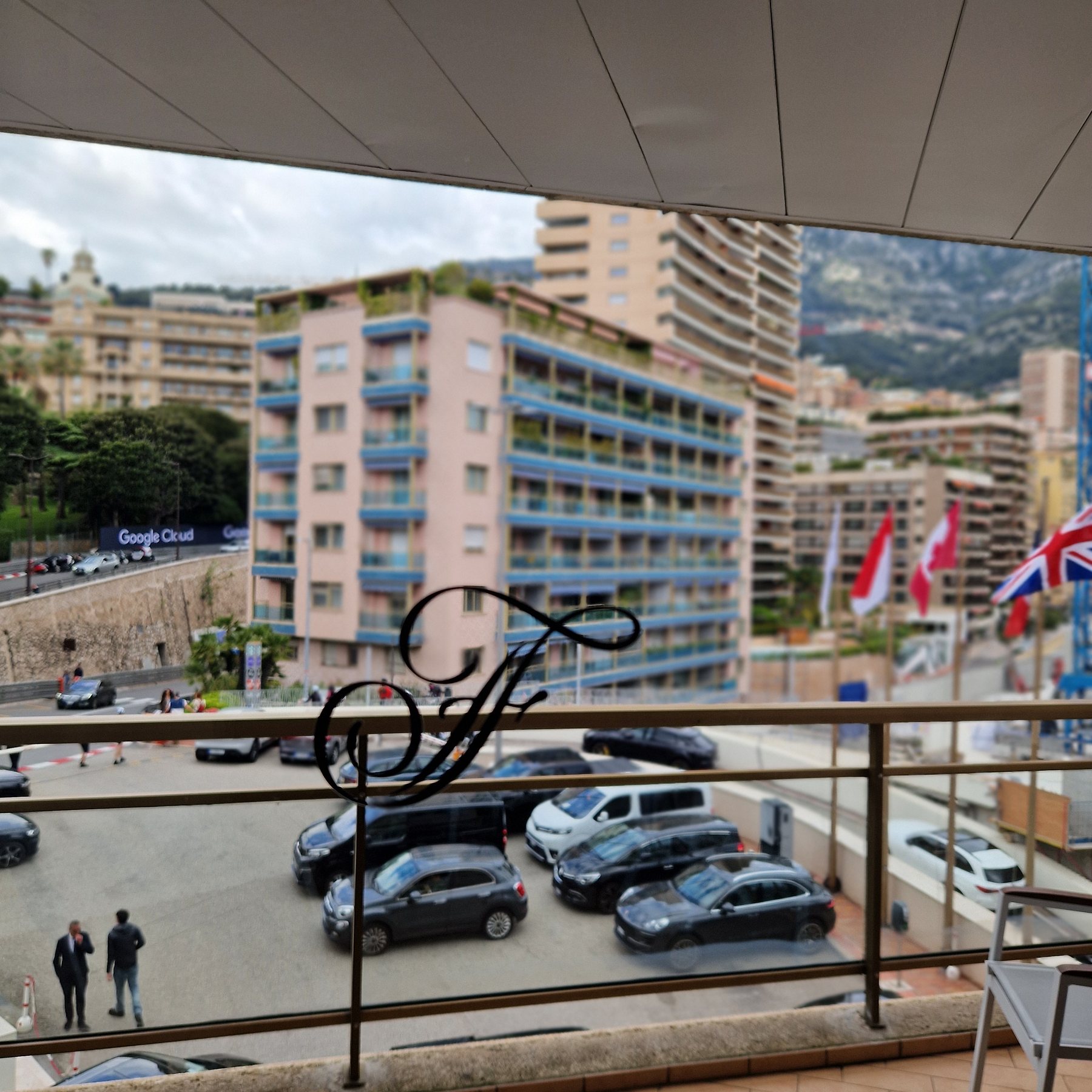 Θέα από μπαλκόνι στο Monaco, με κτίρια και παρκαρισμένα αυτοκίνητα από κάτω