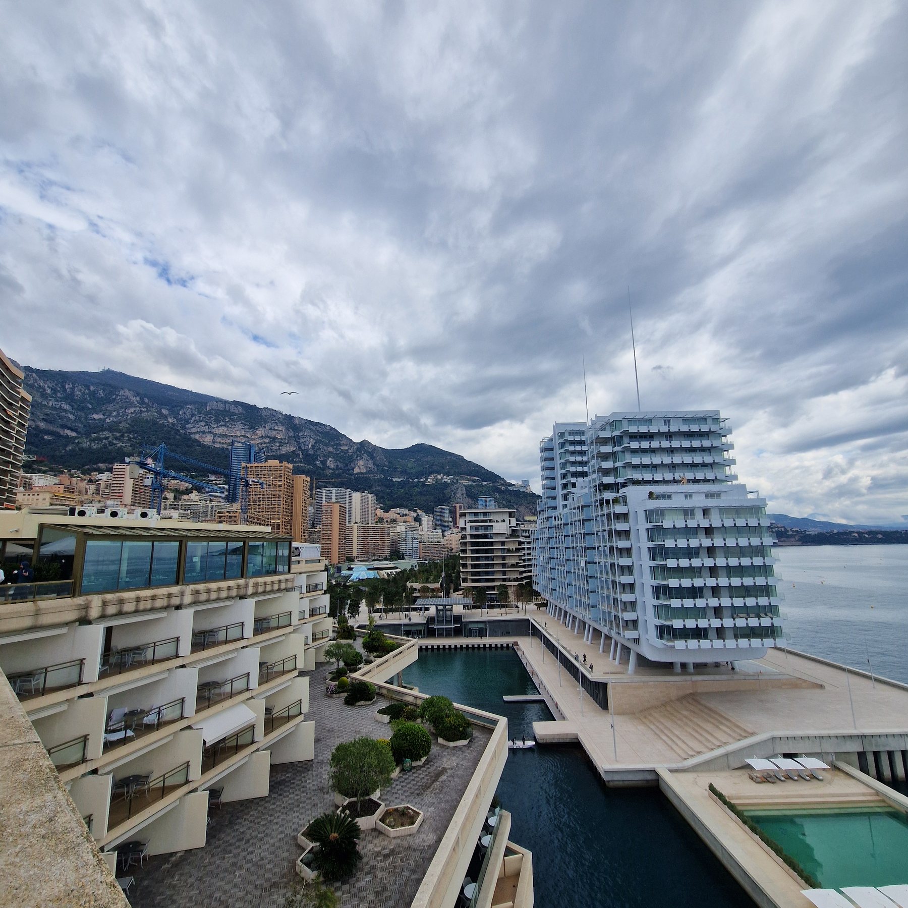 Η θέα προς το λιμάνι και τα κτίρια του Monaco από ψηλά