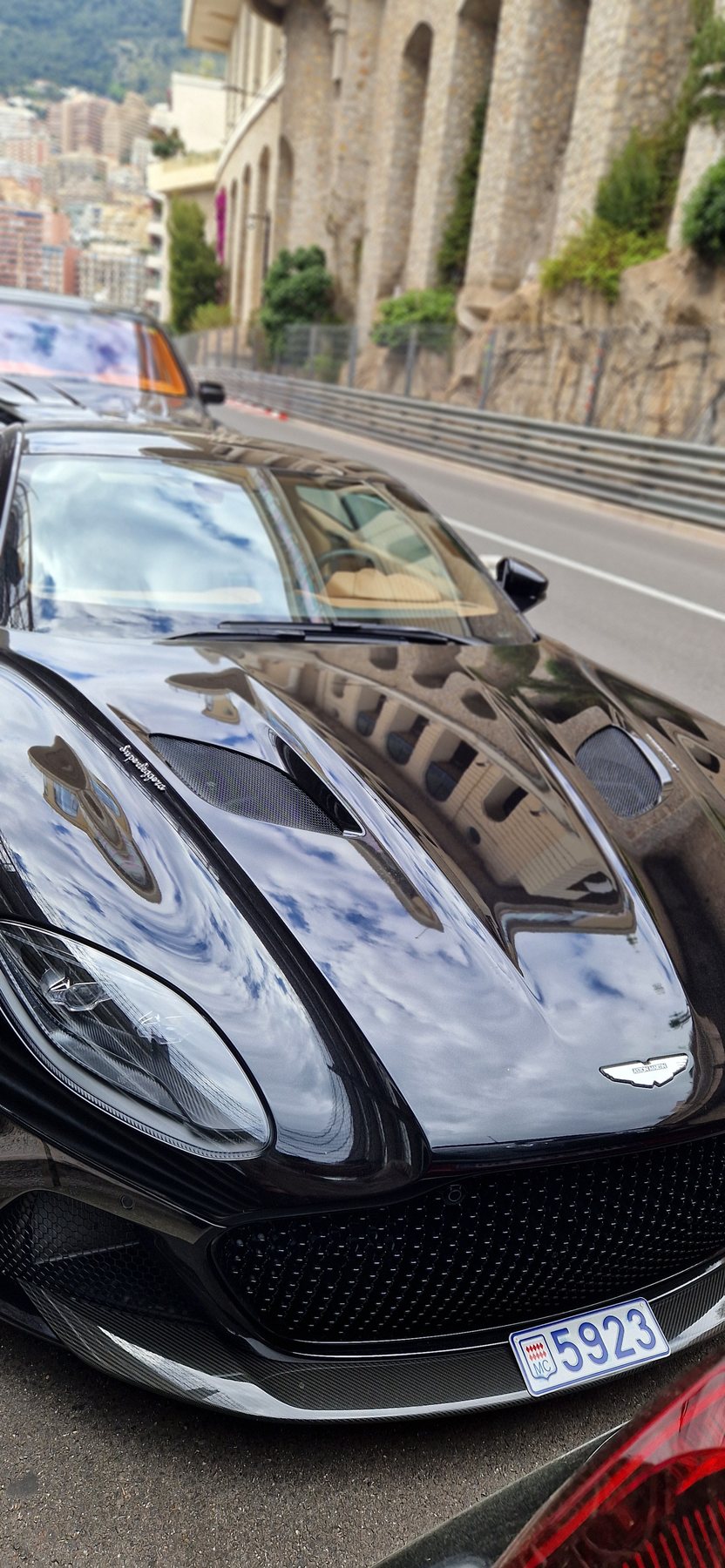 Γκρι Aston Martin DBS Superleggera από μπροστά