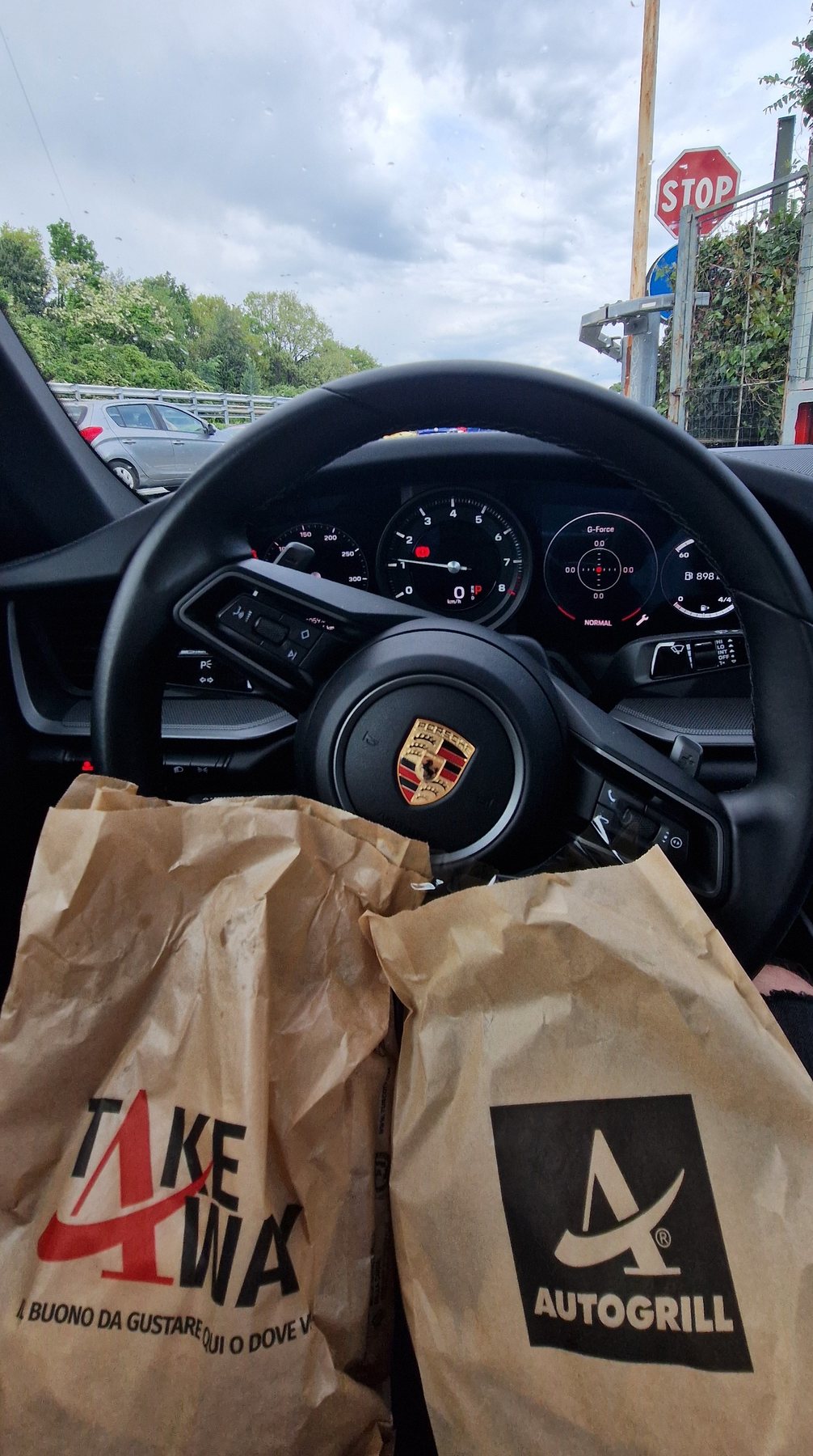 Χάρτινες σακούλες του Autogrill στο κάθισμα του συνοδηγού της 911