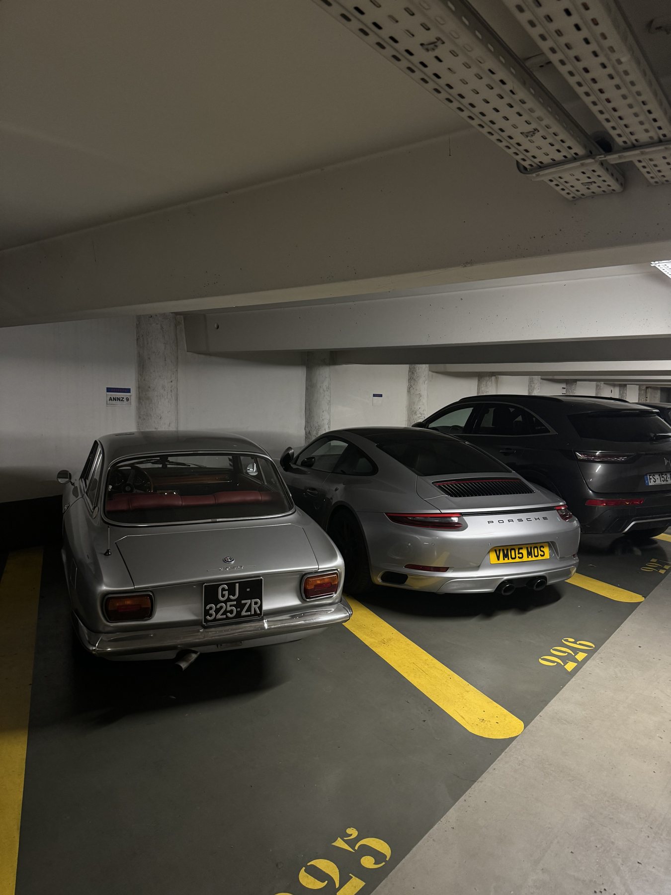 Το 911 παρκαρισμένο σε υπόγειο γκαράζ δίπλα σε ένα κλασικό αυτοκίνητο