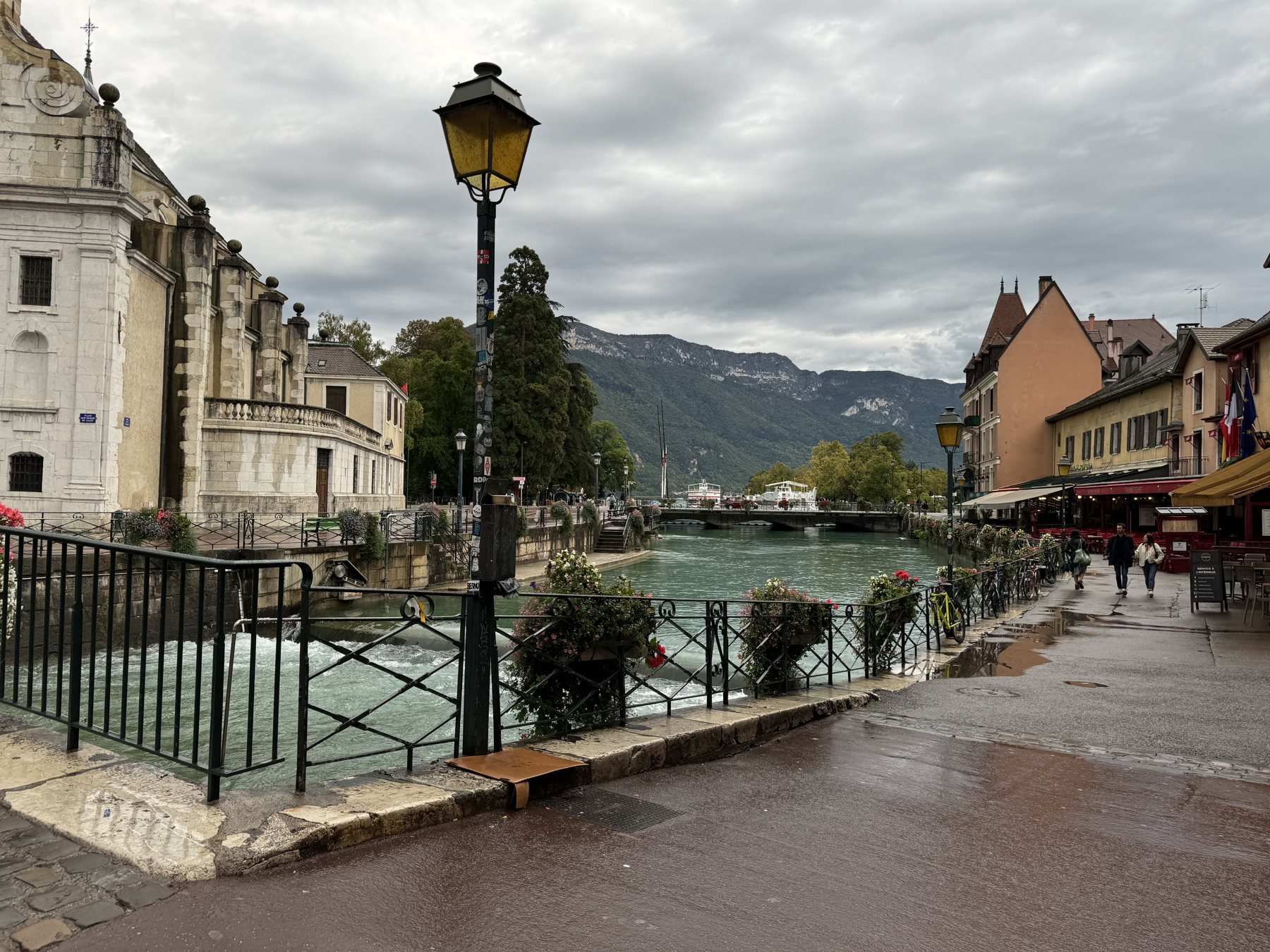 Το κανάλι και τα χρωματιστά κτίρια του Annecy