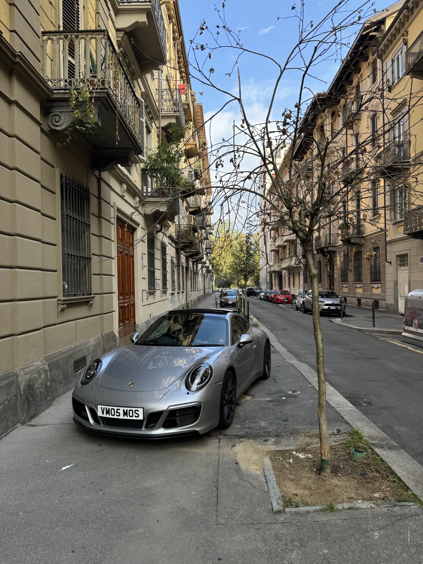 Το 911 παρκαρισμένο σε στενό δρόμο του Τορίνο