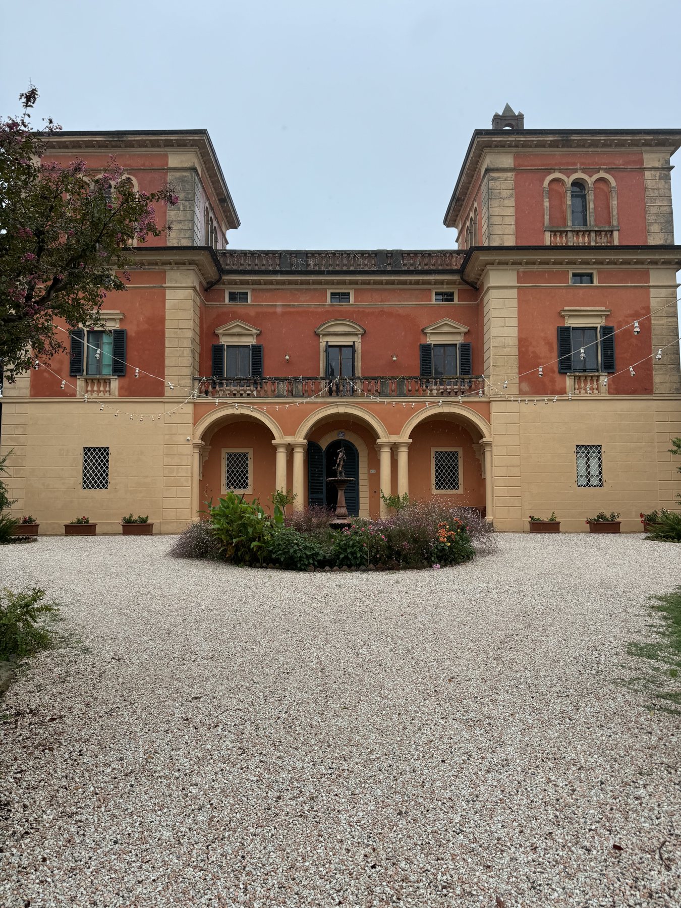 Η πρόσοψη της Villa Lena στην Τοσκάνη