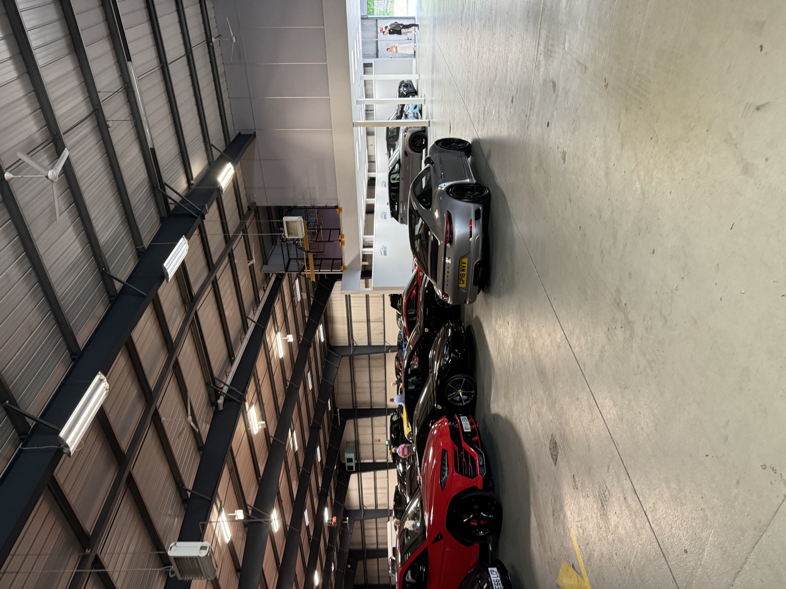 Η 911 GTS σε GT Silver ανάμεσα σε Ferrari και Lamborghini στον χώρο του εμπόρου