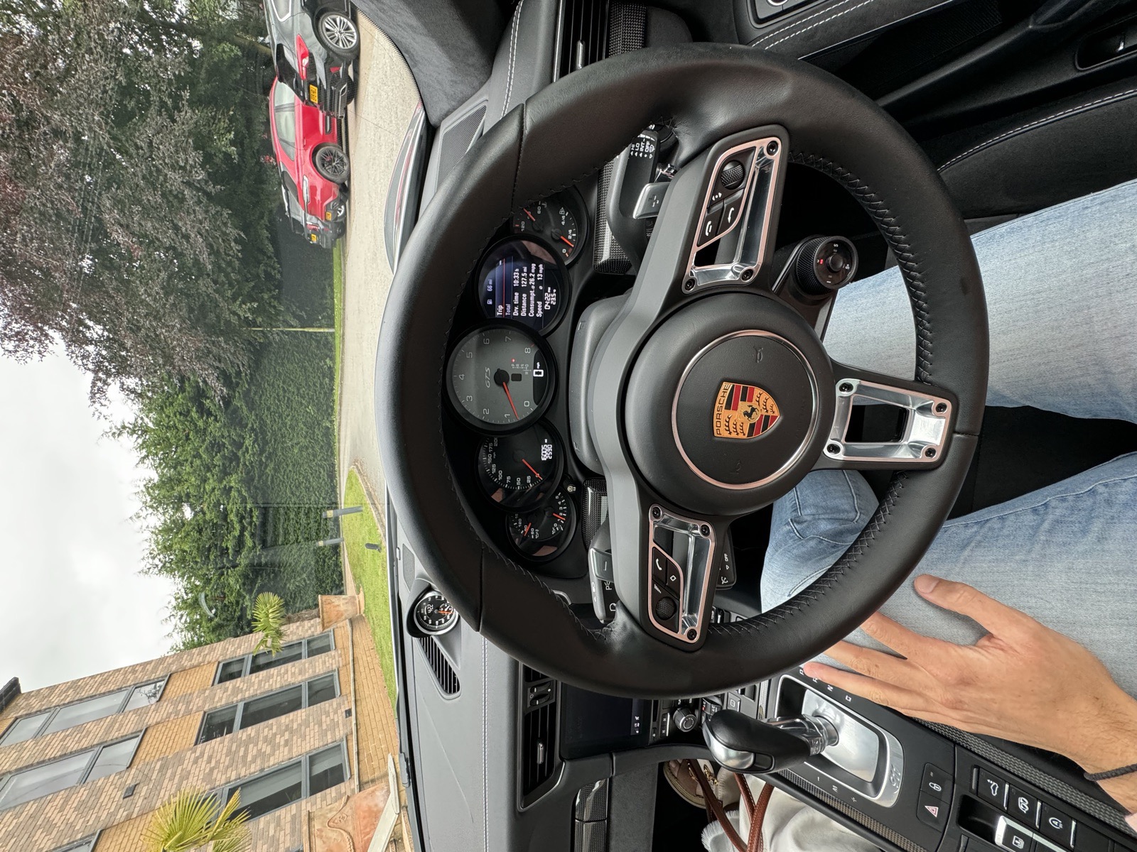 Το τιμόνι και τα όργανα της 911 GTS, με το σήμα της Porsche στο κέντρο