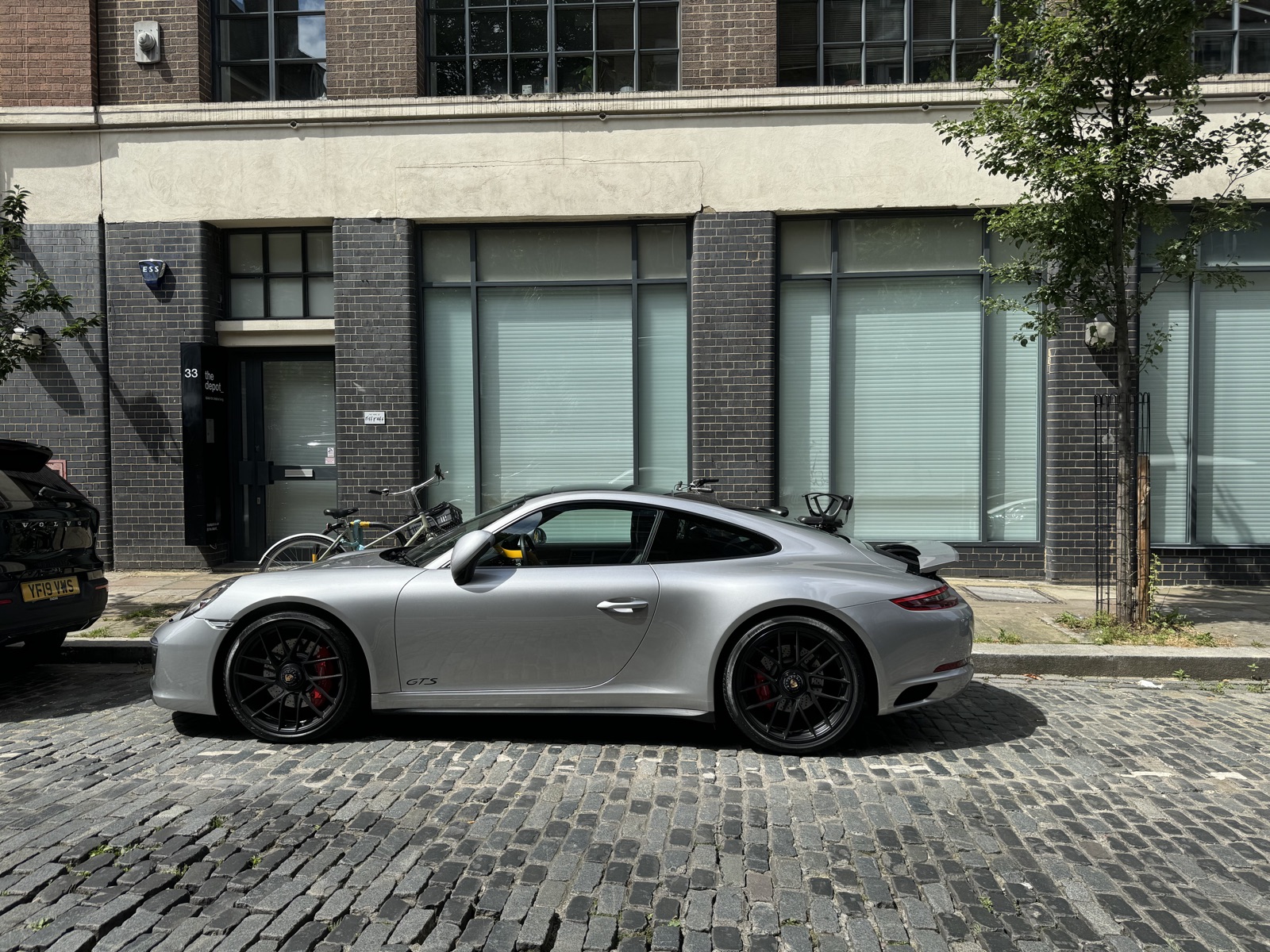 Η 911 GTS παρκαρισμένη στα πλακόστρωτα της Boundary Street στο Shoreditch