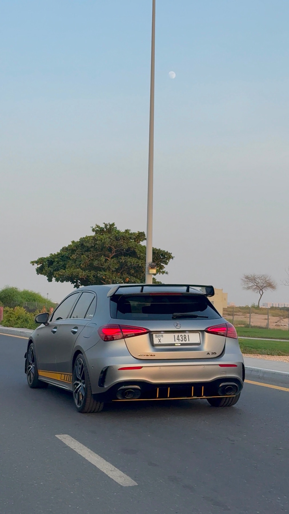 Mercedes-AMG A35 στον δρόμο με το φεγγάρι