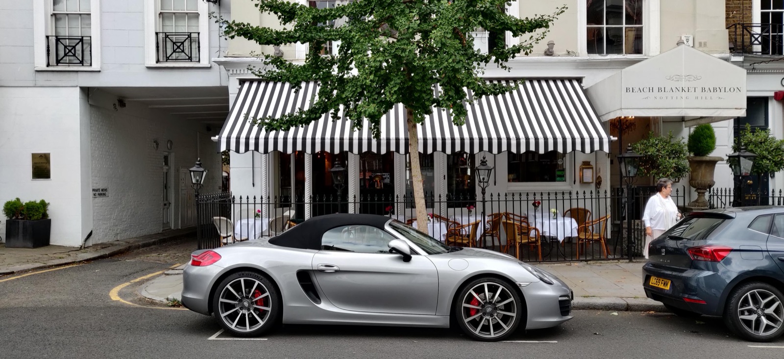 Το Boxster παρκαρισμένο στο Notting Hill του Λονδίνου