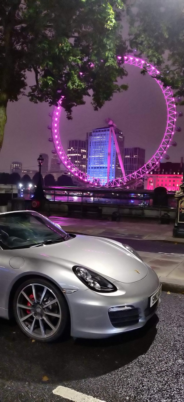 Το Boxster μπροστά στο φωτισμένο London Eye τη νύχτα