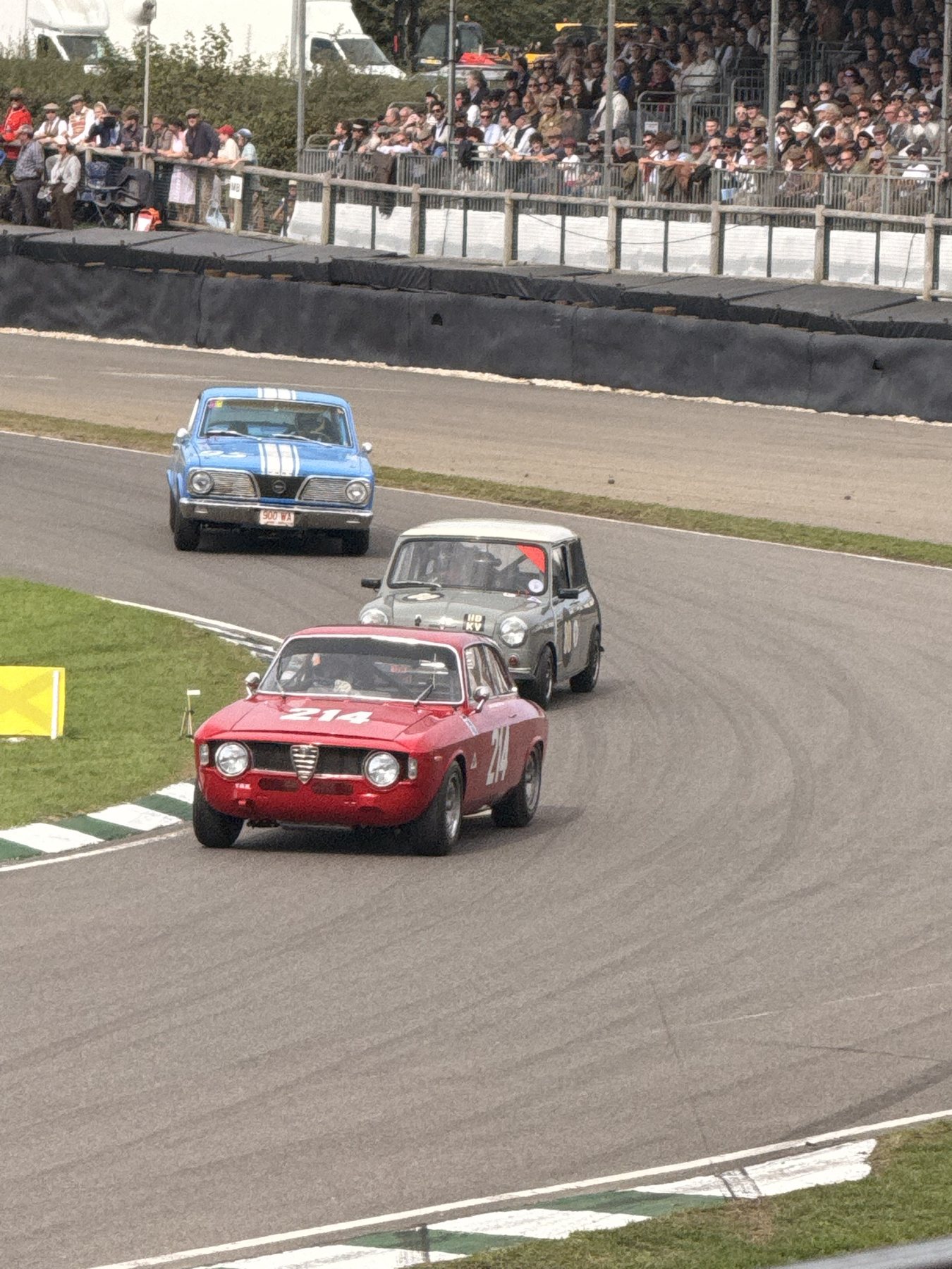 Κόκκινη Alfa Romeo Giulia Sprint GTA με νούμερο 214, με μια Lotus Cortina και ένα μπλε σαλούν πίσω της