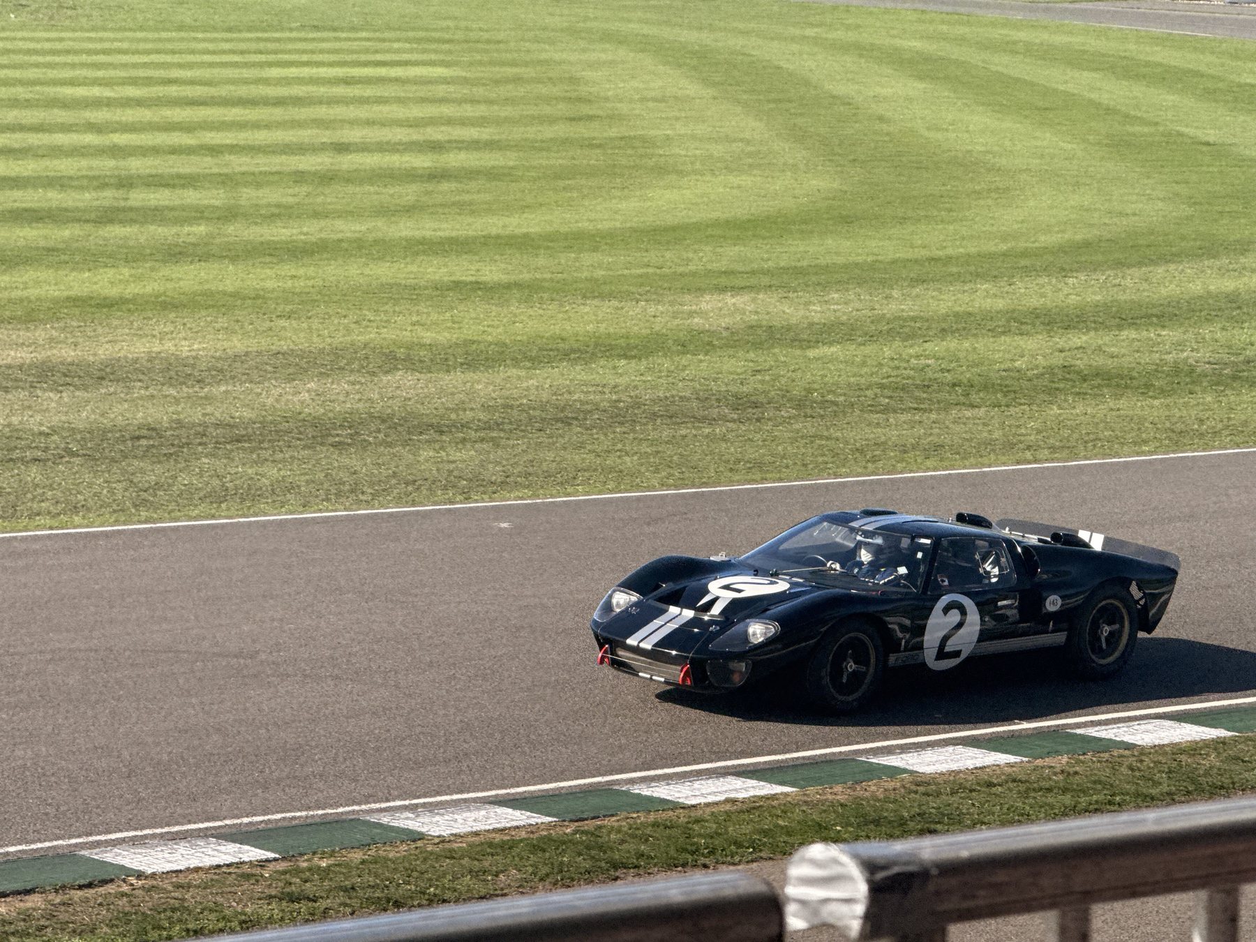 Σκούρο μπλε Ford GT40 με λευκές ρίγες και νούμερο 2, μόνο του στην πίστα