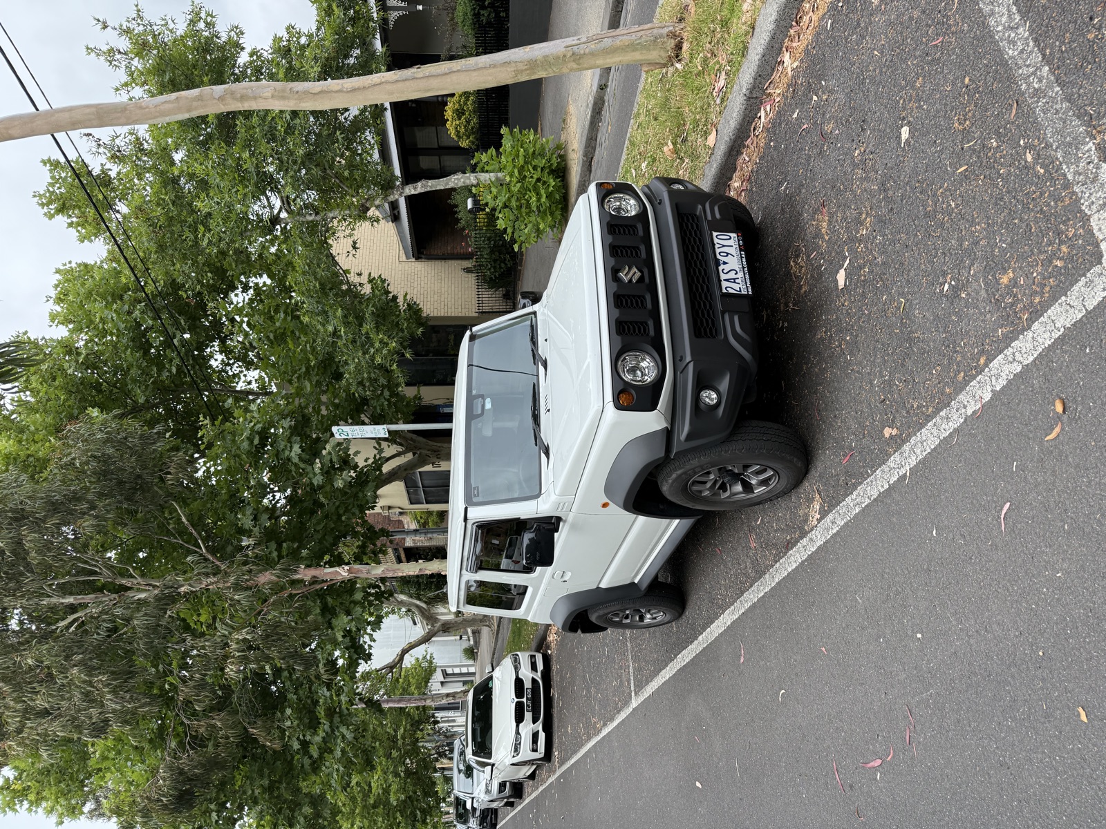 Το λευκό Suzuki Jimny παρκαρισμένο σε δρόμο της Μελβούρνης