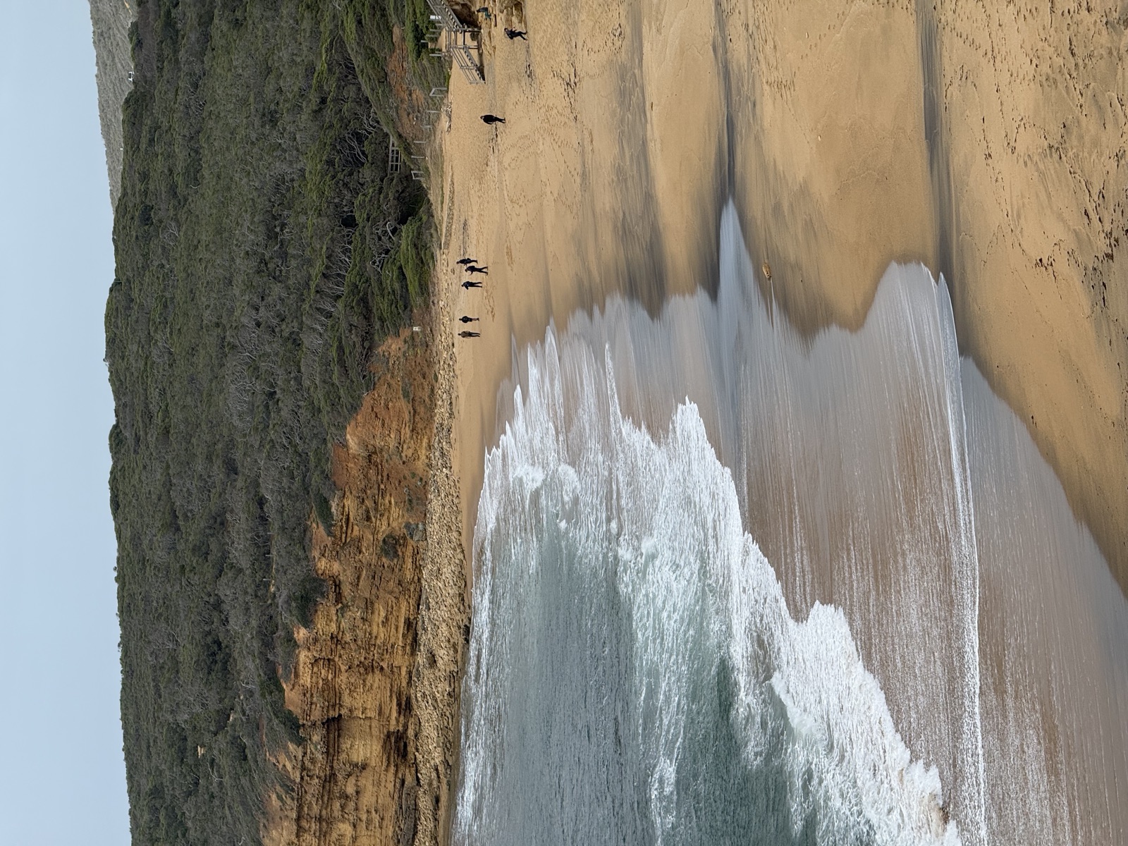 Το Bells Beach από ψηλά, με τα κύματα να σπάνε στην αμμουδιά