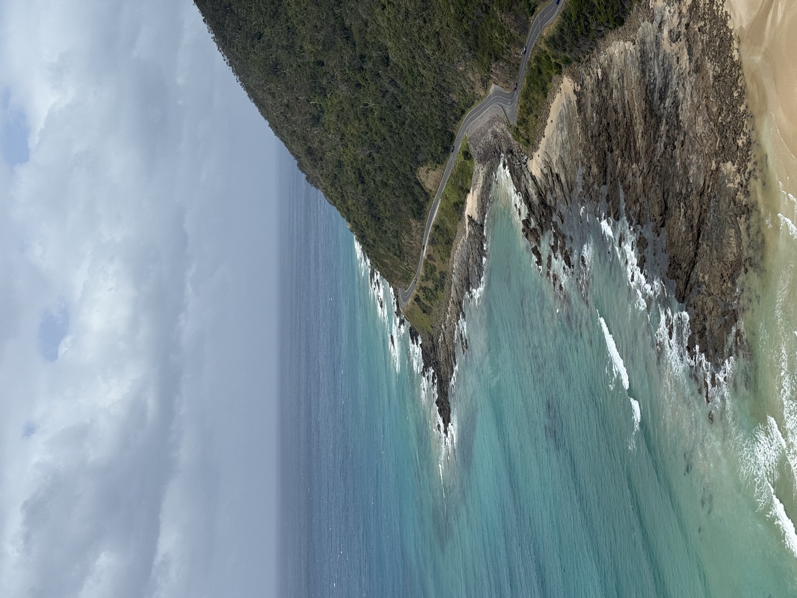 Ο Great Ocean Road από ψηλά, κολλημένος ανάμεσα στον λόφο και τον ωκεανό