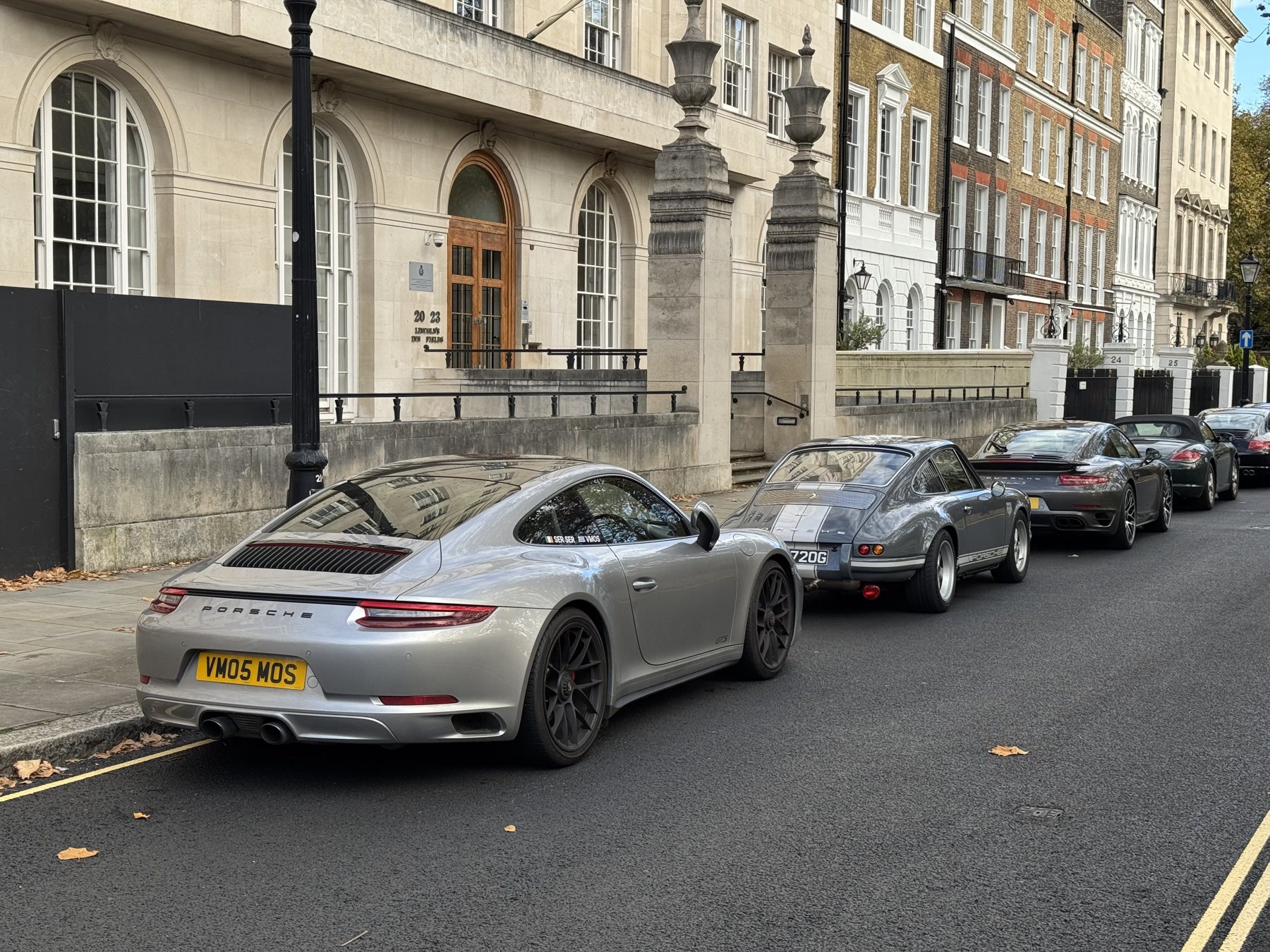 Το ασημί 991 GTS του συντάκτη παρκαρισμένο στη σειρά, με ένα 964 πίσω του