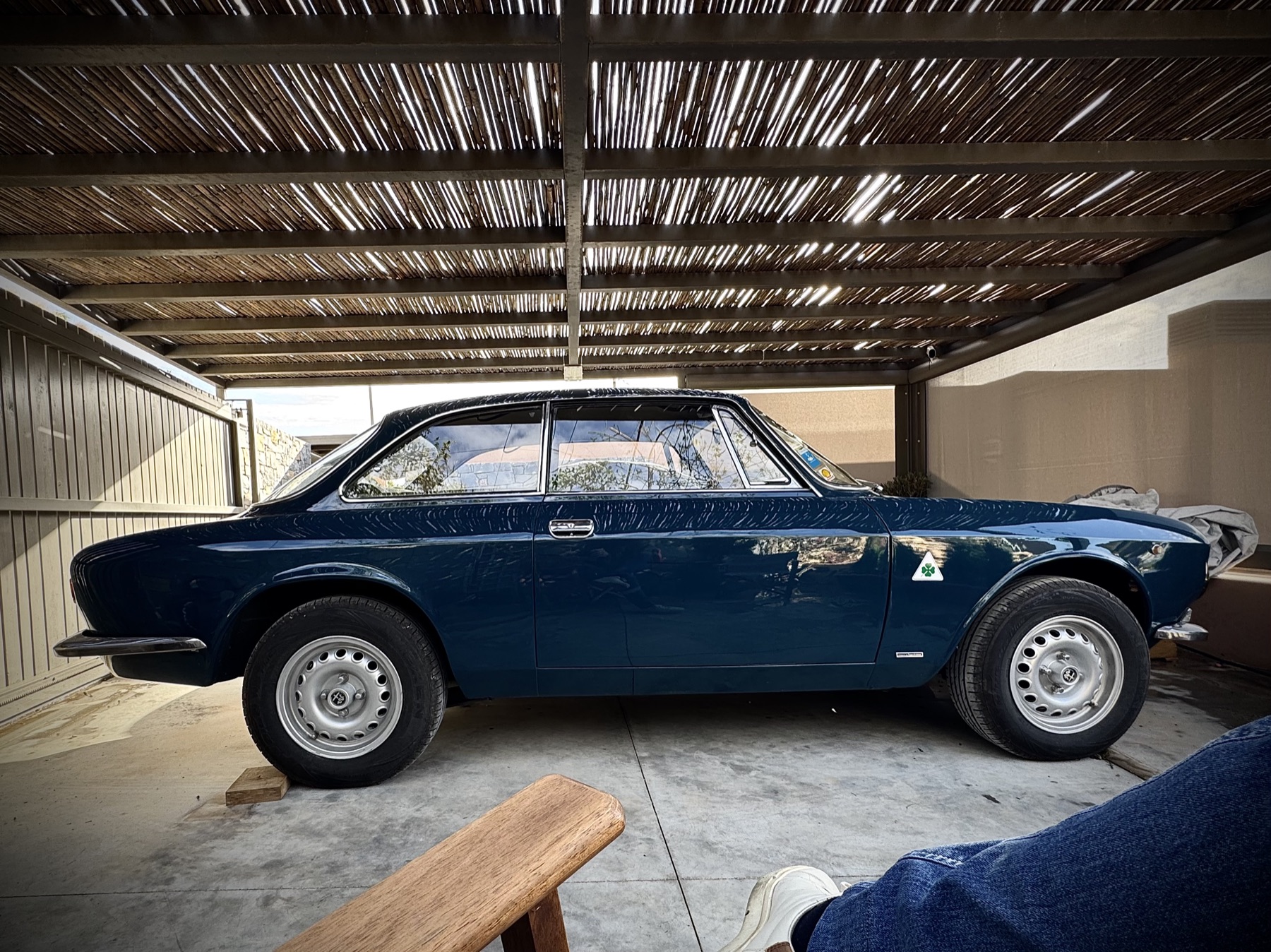 Η Alfa Romeo GT 1300 Junior Bertone σε προφίλ, κάτω από στέγαστρο