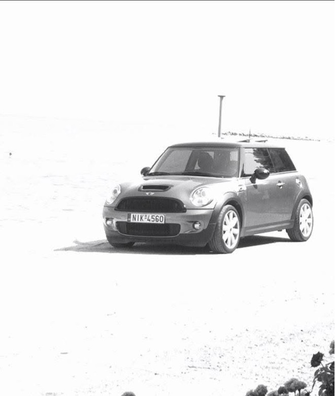 Το γκρι Mini Cooper S στην παραλία, ασπρόμαυρη φωτογραφία