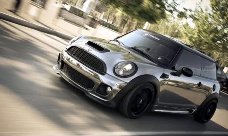 Το black chrome Mini JCW σε κίνηση, επαγγελματική φωτογράφιση