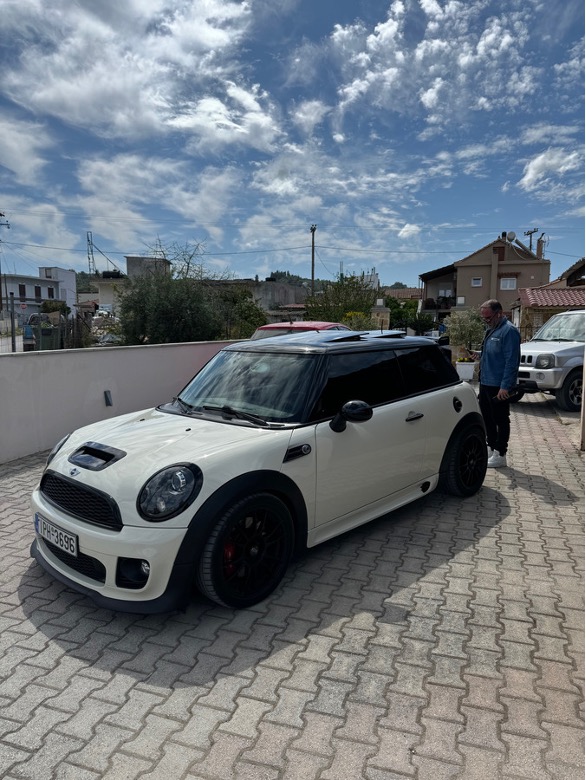 Το Pepper White Mini JCW στην αυλή του πωλητή στην Εύβοια