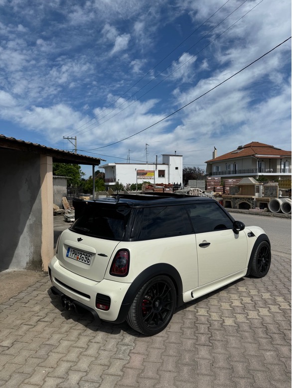 Το Pepper White R56 JCW από πίσω, με μαύρες ζάντες