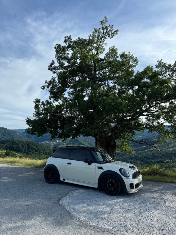 Ο εφηβικός έρωτας δεν παλιώνει: δύο Mini Cooper, οχτώ χρόνια απόσταση