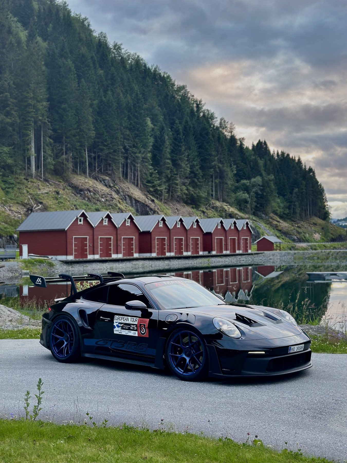 Η 911 GT3 RS του mrspeedsector παρκαρισμένη μπροστά από κόκκινα boathouse δίπλα στο fjord