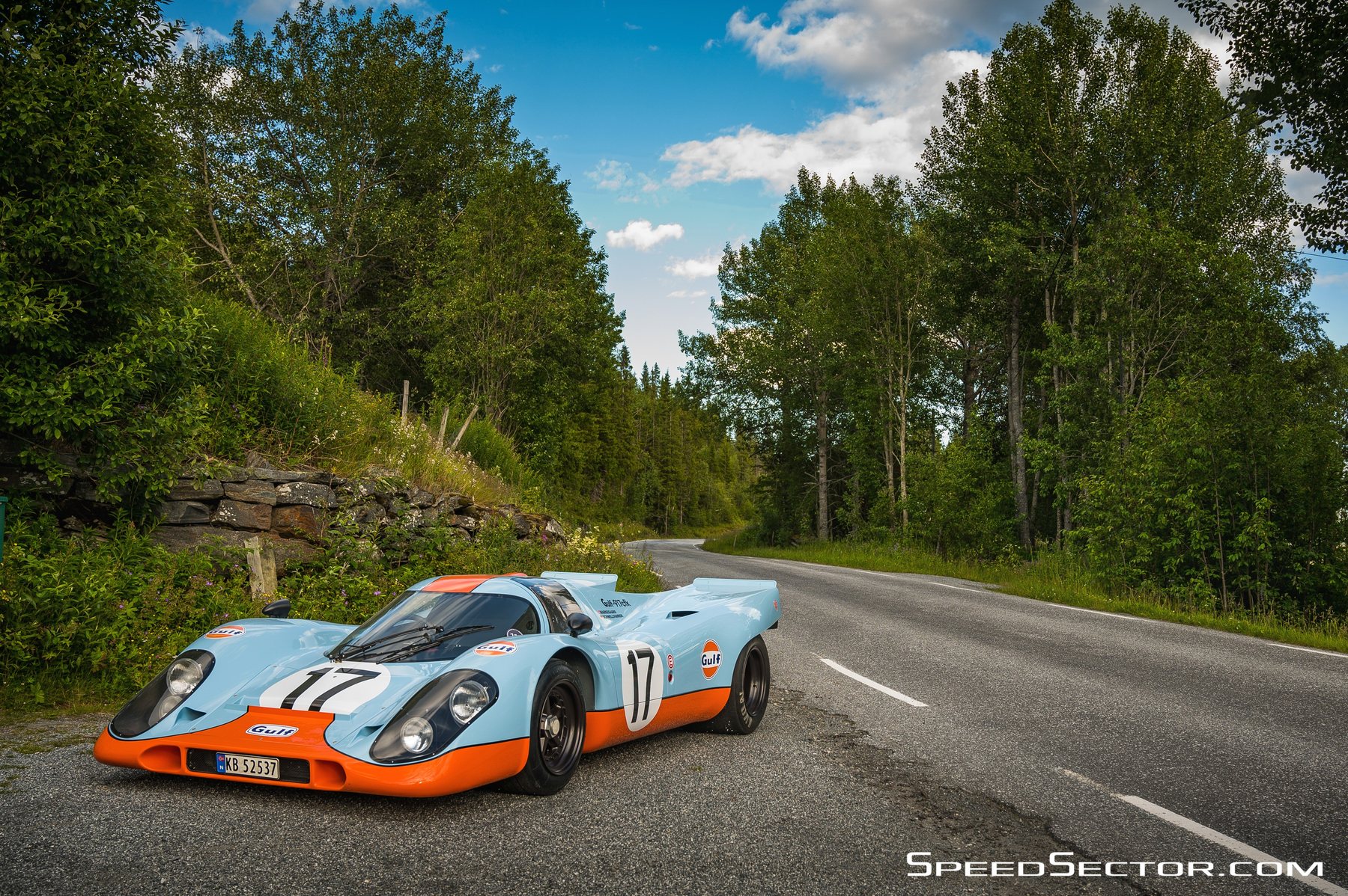Ρέπλικα Porsche 917 στα χρώματα της Gulf, γαλάζιο με πορτοκαλί, σε δρόμο μέσα σε δάσος