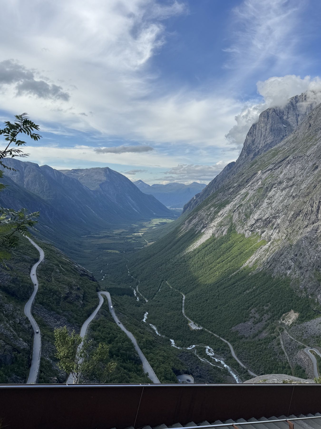 Το Trollstigen από ψηλά: ο δρόμος με τις φουρκέτες κατεβαίνει την κοιλάδα ανάμεσα σε κάθετα βουνά