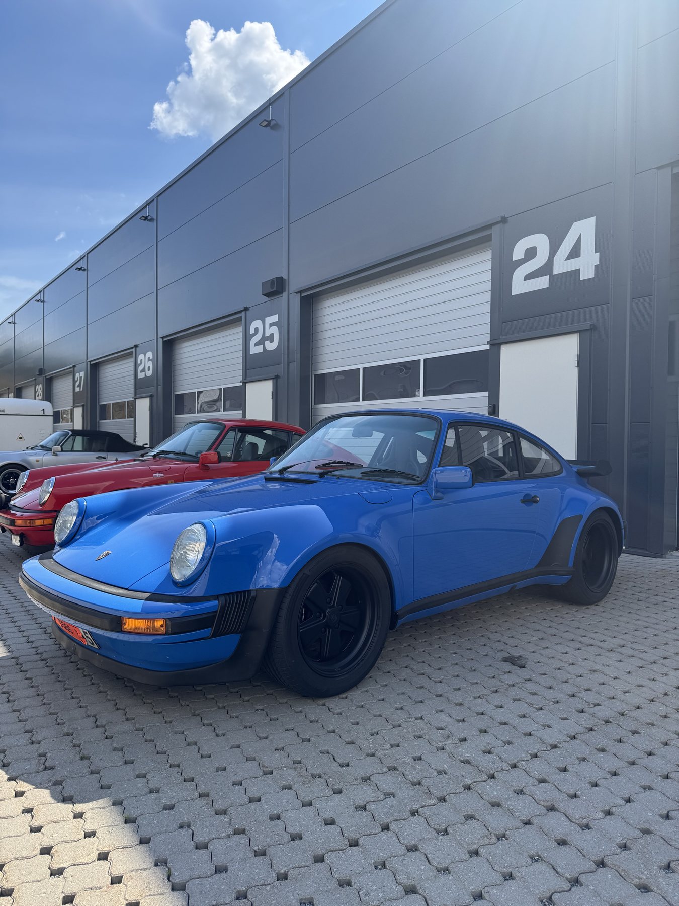 Μπλε Porsche 911 παλιάς γενιάς μπροστά στο box 24 της πίστας