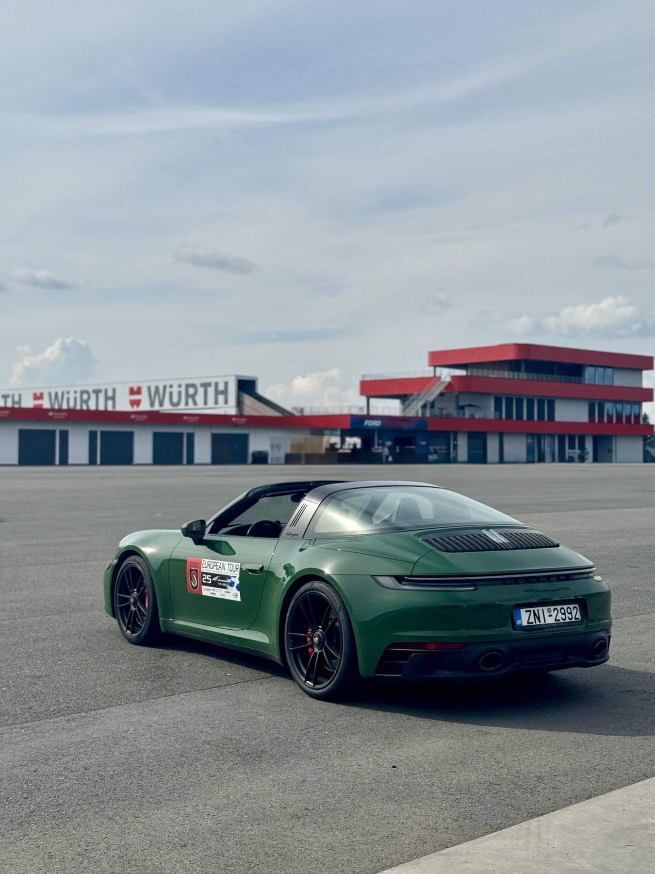 Η πράσινη 911 Targa στην pit lane της Rudskogen, με το κτίριο των box από πίσω