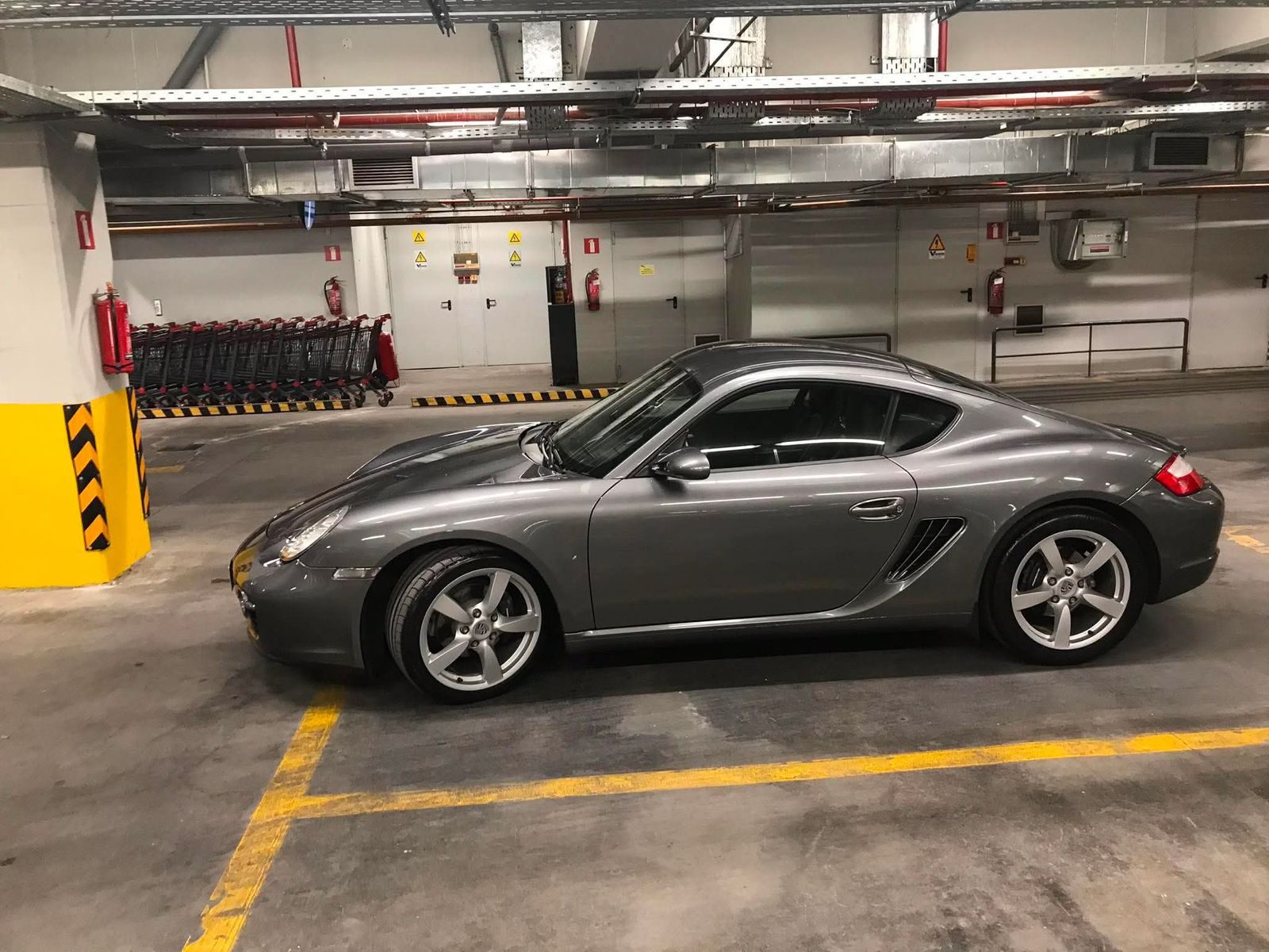 Γκρι Porsche Cayman σε υπόγειο πάρκινγκ