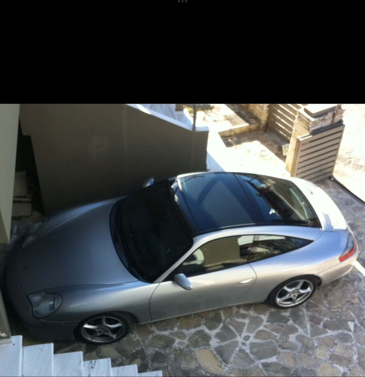 Η 996 Targa φωτογραφημένη από ψηλά, στην αυλή