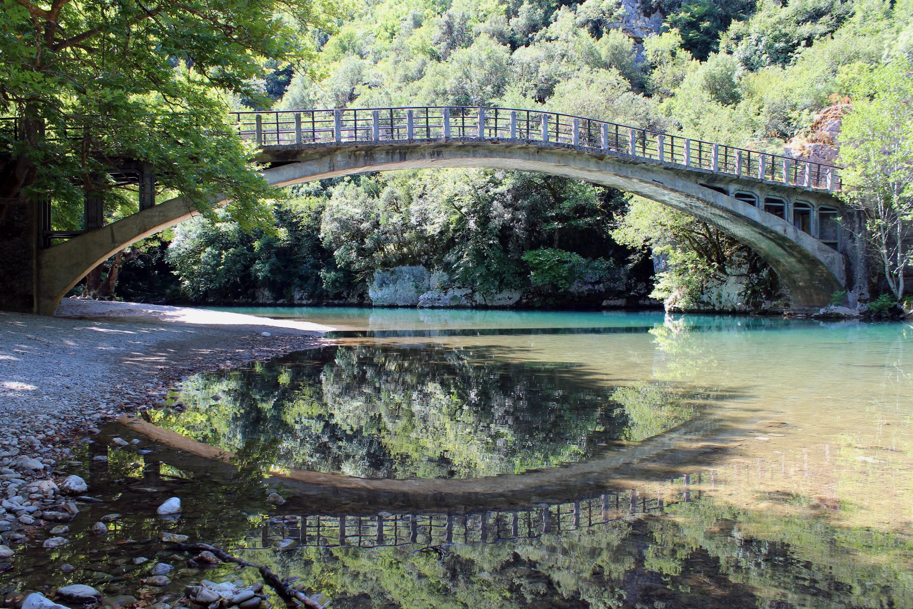 The bridge over the Voidomatis on the road to Papingo, with green water below