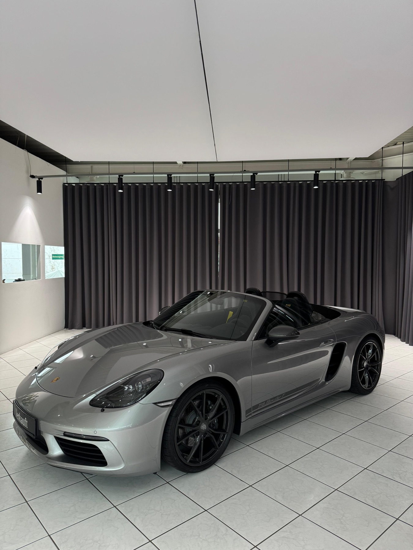 Η Porsche 718 Boxster T σε GT Silver μέσα στην έκθεση