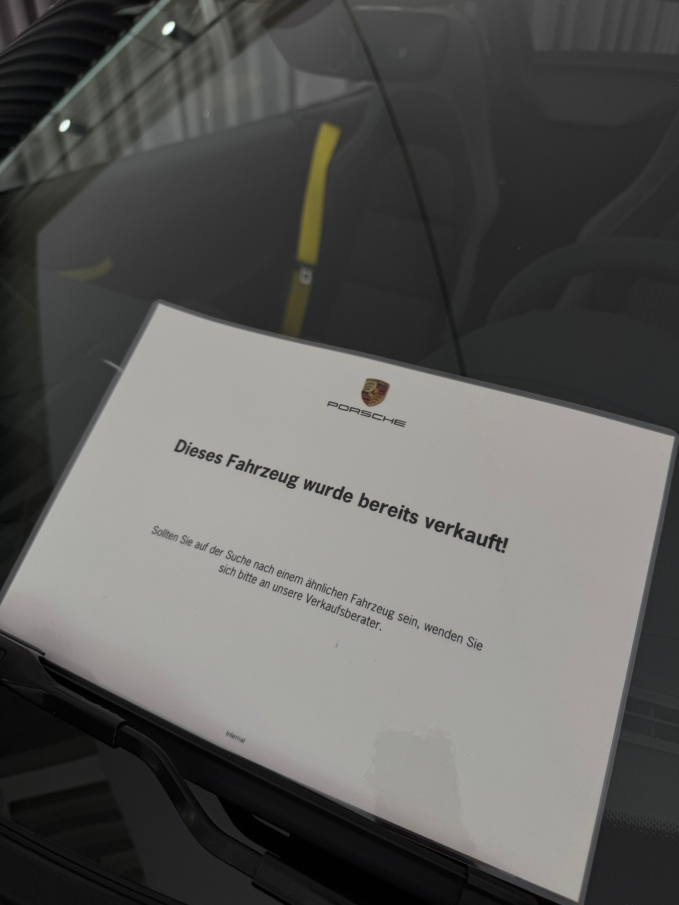 Η επίσημη ειδοποίηση της Porsche στο παρμπρίζ ότι το αυτοκίνητο πουλήθηκε