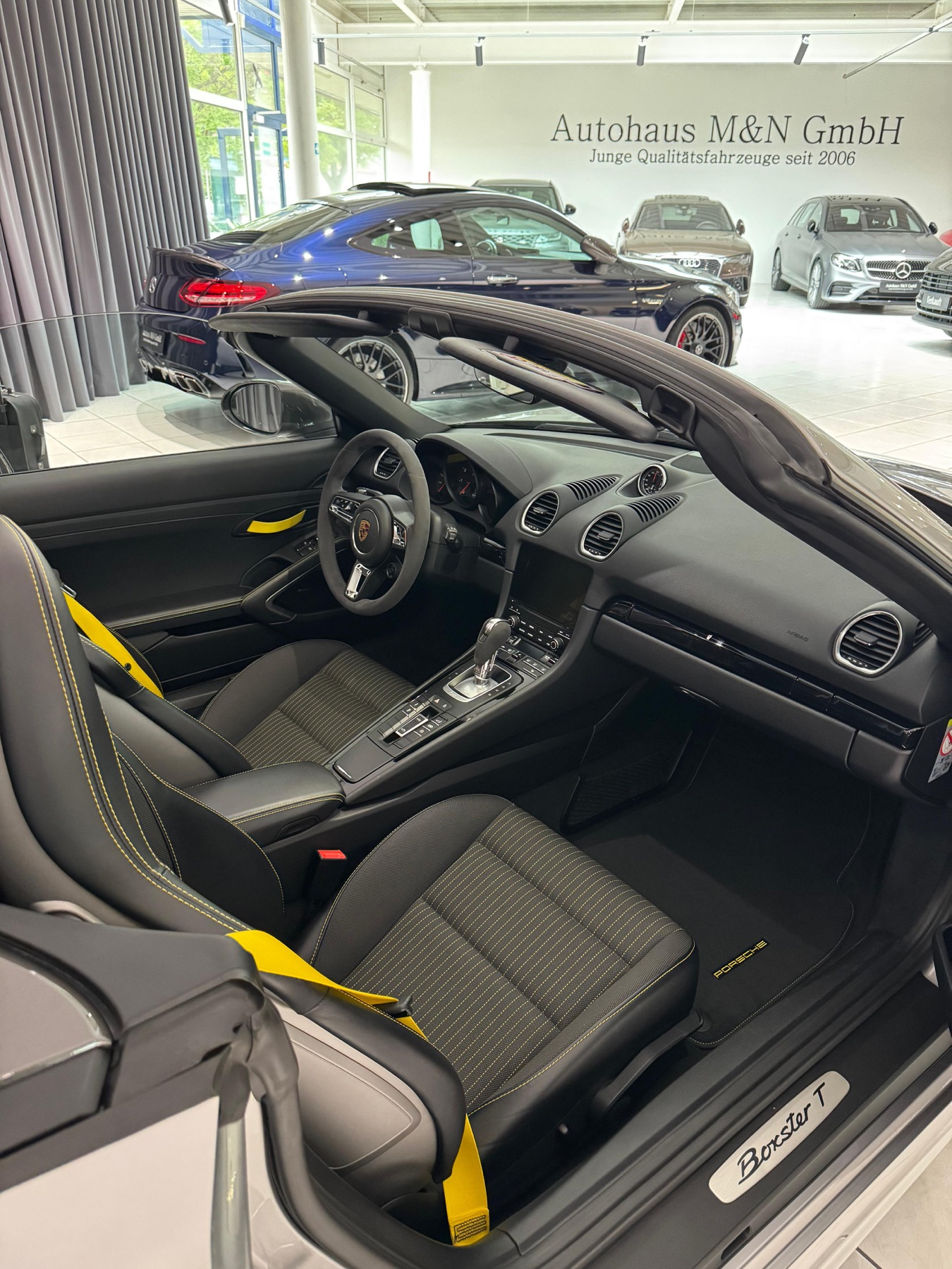 Το εσωτερικό της 718 Boxster T με τις κίτρινες ζώνες