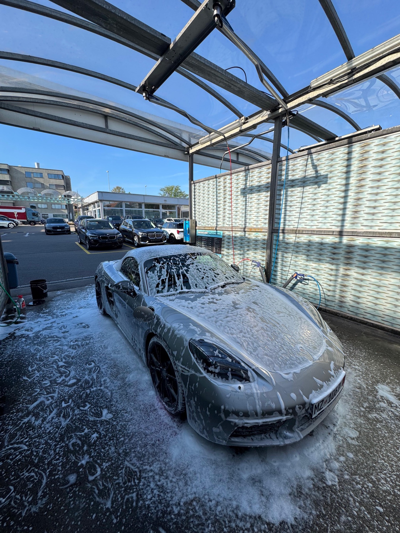 Η Porsche σε self-service πλυντήριο στην Ελβετία, γεμάτη αφρό