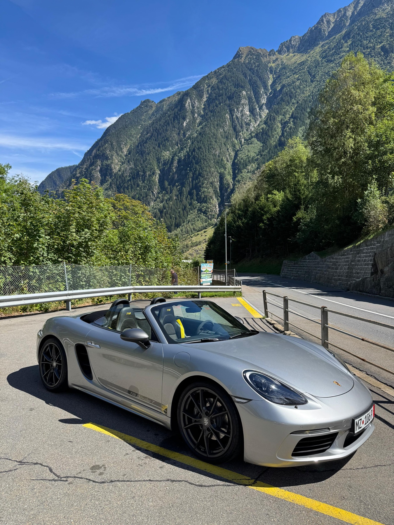 Η 718 Boxster T σε ελβετικό ορεινό δρόμο