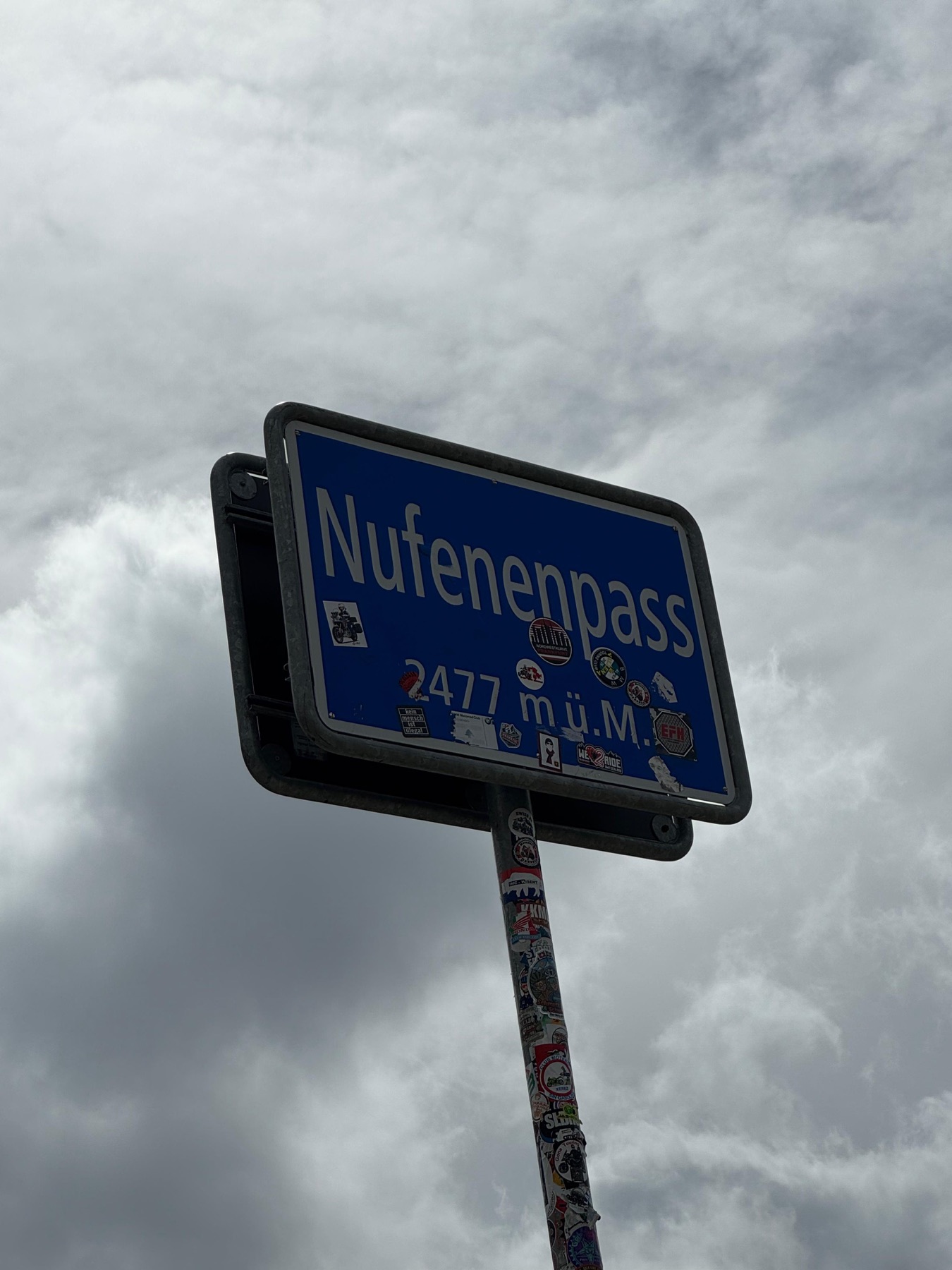 Η πινακίδα του Nufenenpass στα 2.478 μέτρα