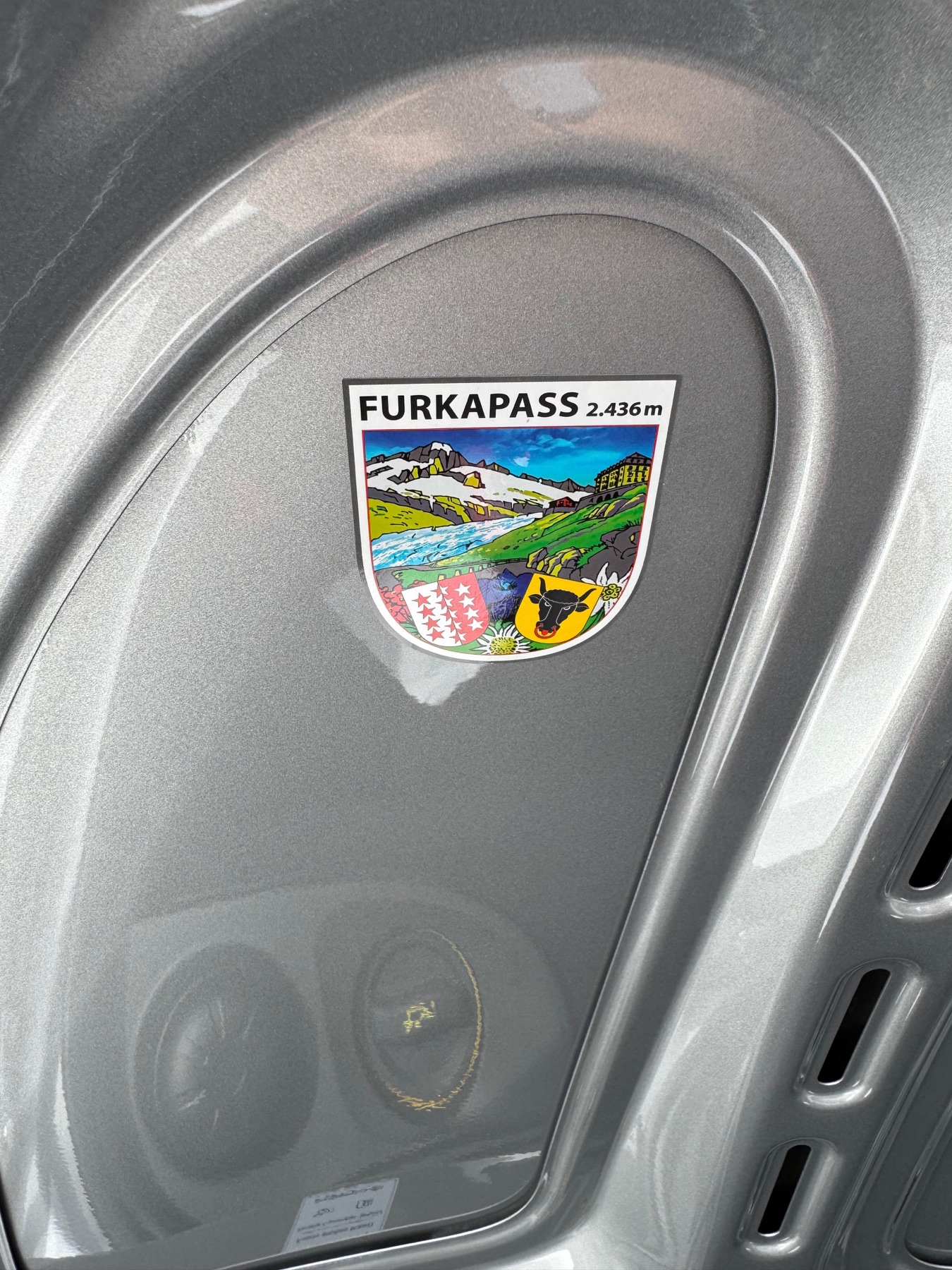 Το αυτοκόλλητο του Furkapass κολλημένο στην Porsche