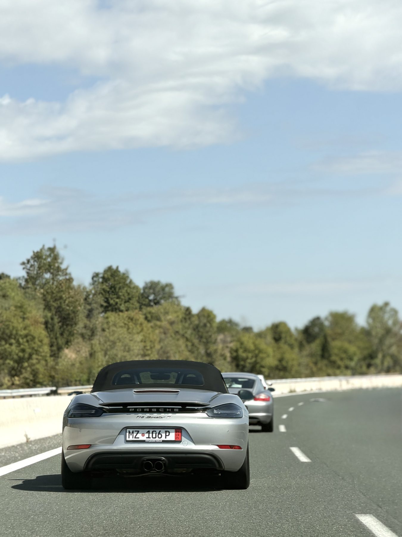 Το 718 Boxster T στον αυτοκινητόδρομο, με την Cayman μπροστά
